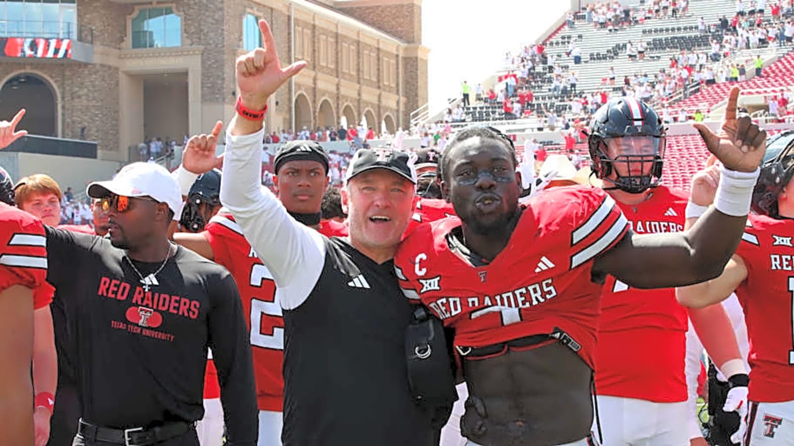 Elite 5-star EDGE feels the pull from college football’s emerging NIL powerhouse