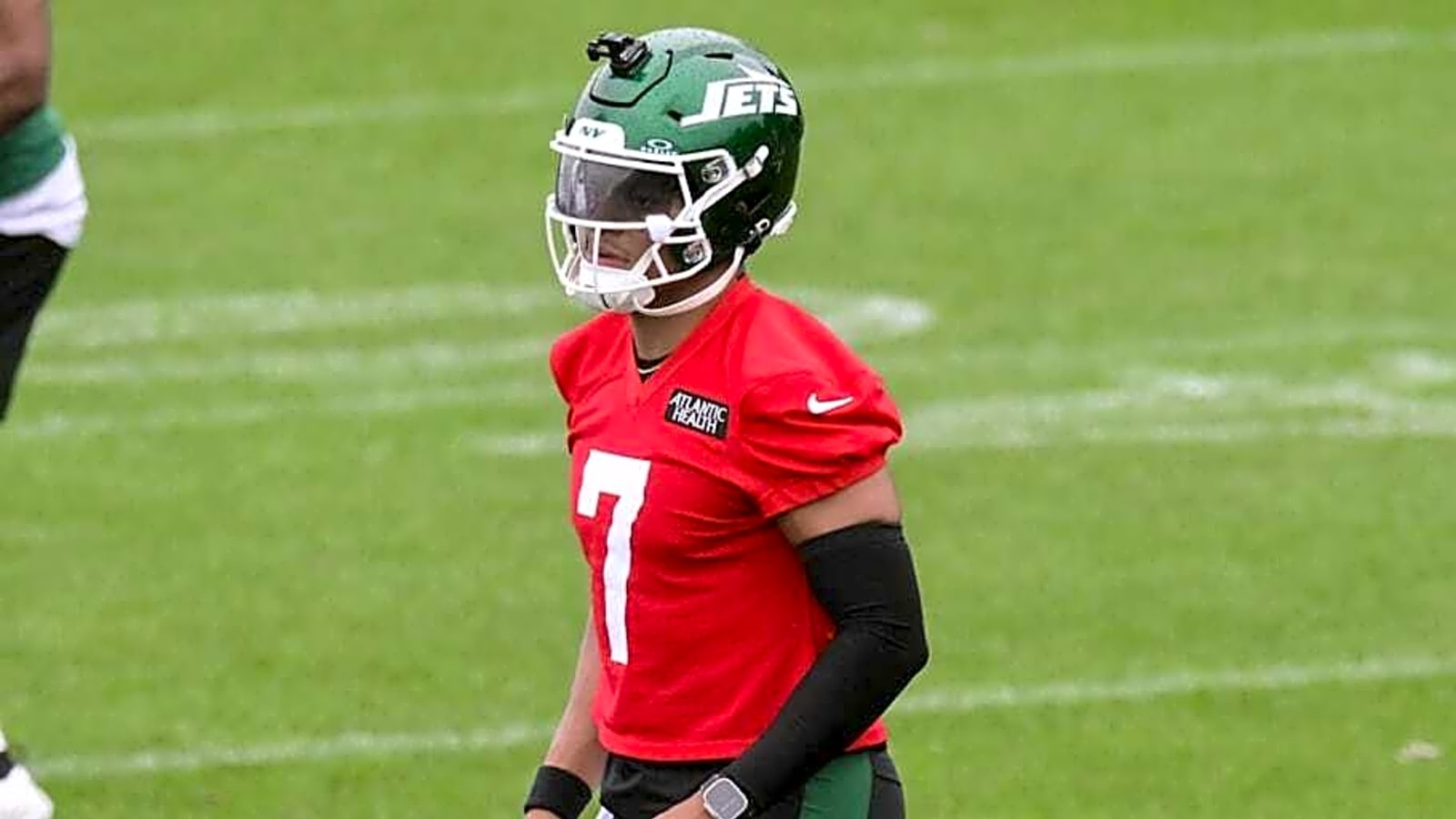 Jets QB Justin Fields Early Reviews Piling Up: &#39;Dude&#39;s A Freak&#39;