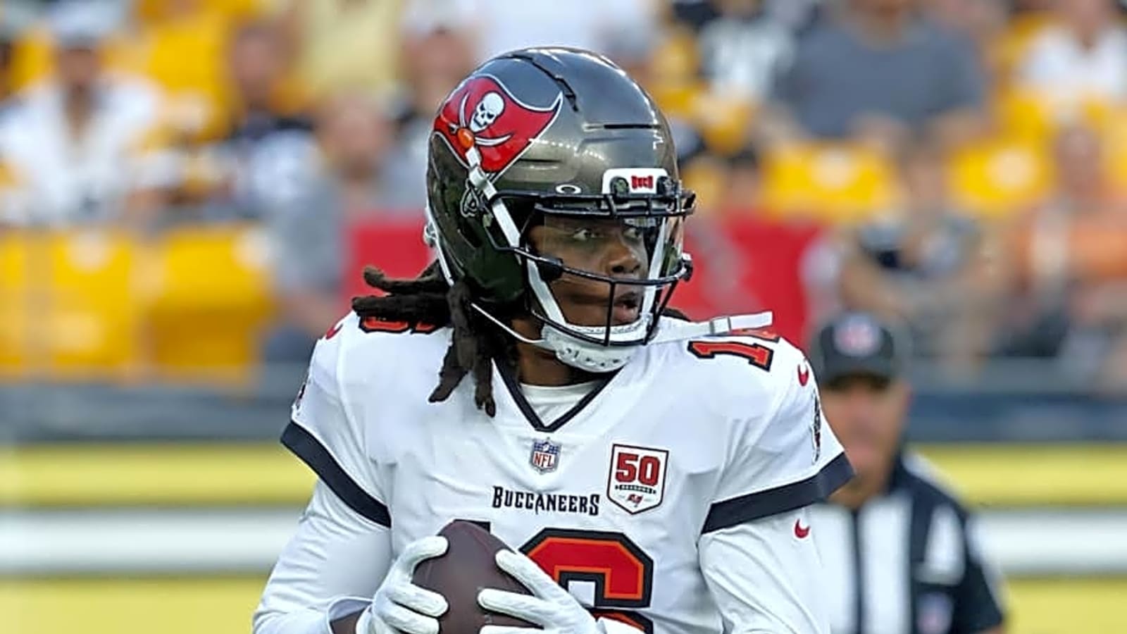 Buccaneers&#39; Teddy Bridgewater surprises high school team before Steelers game