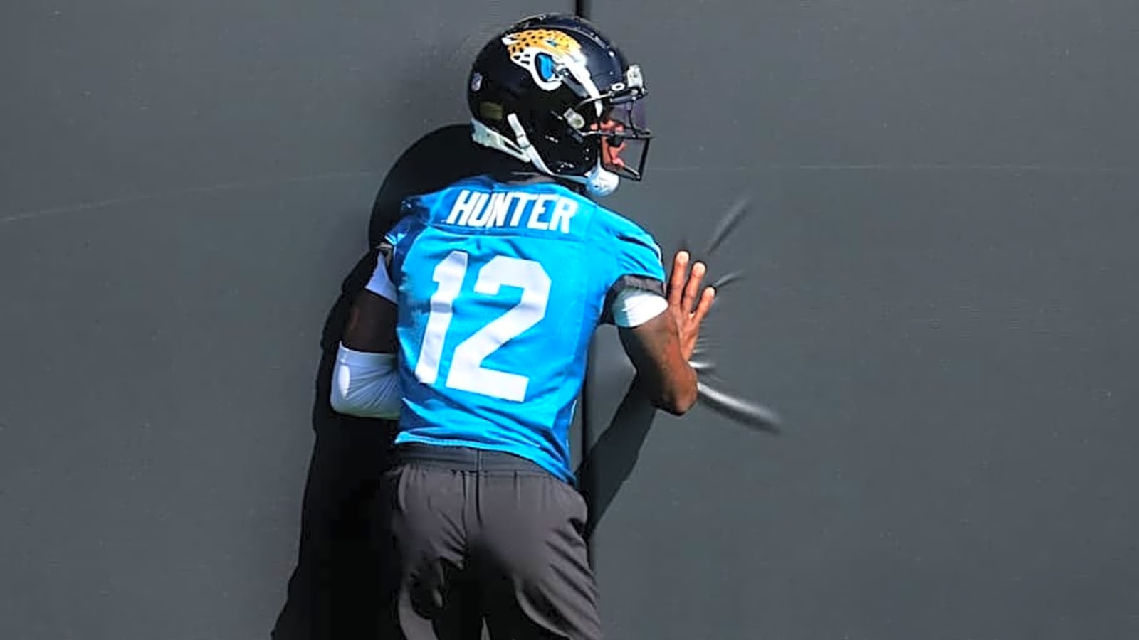 Analyst Sounds Off on Jaguars&#39; Travis Hunter Playing Both Ways
