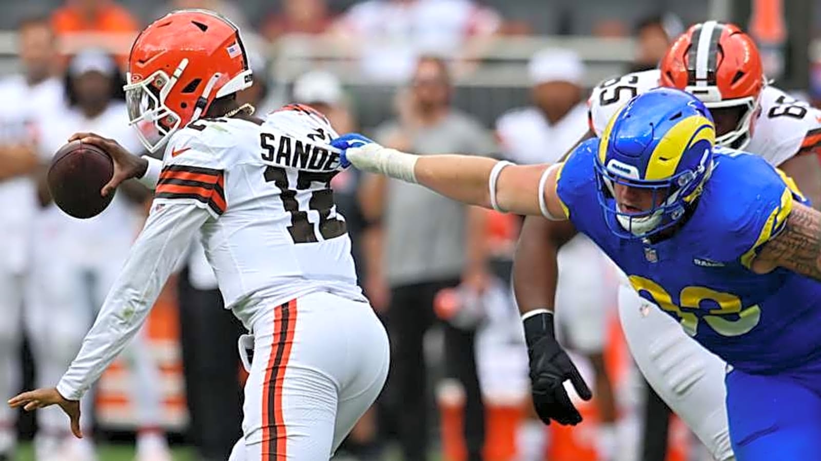 Former NFL QB Questions Browns&#39; Handling of Shedeur Sanders vs Rams