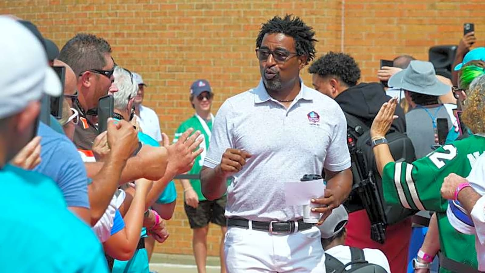 Vikings legend Cris Carter surprises local teacher with visit, signed jersey