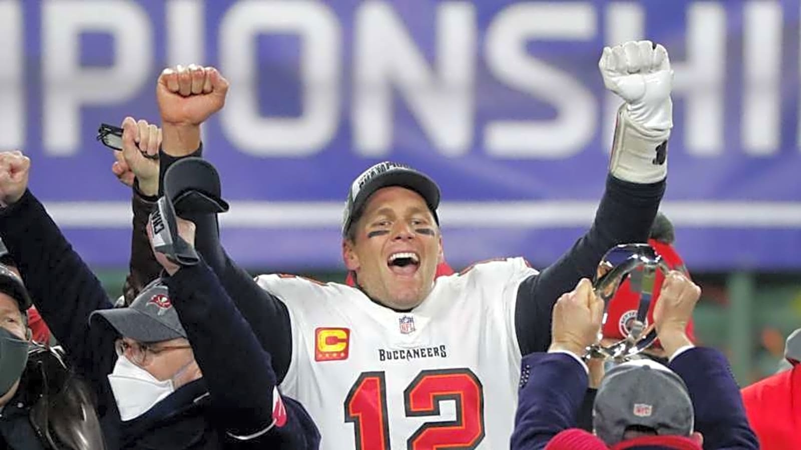 Should the Buccaneers honor Tom Brady with a statue next?