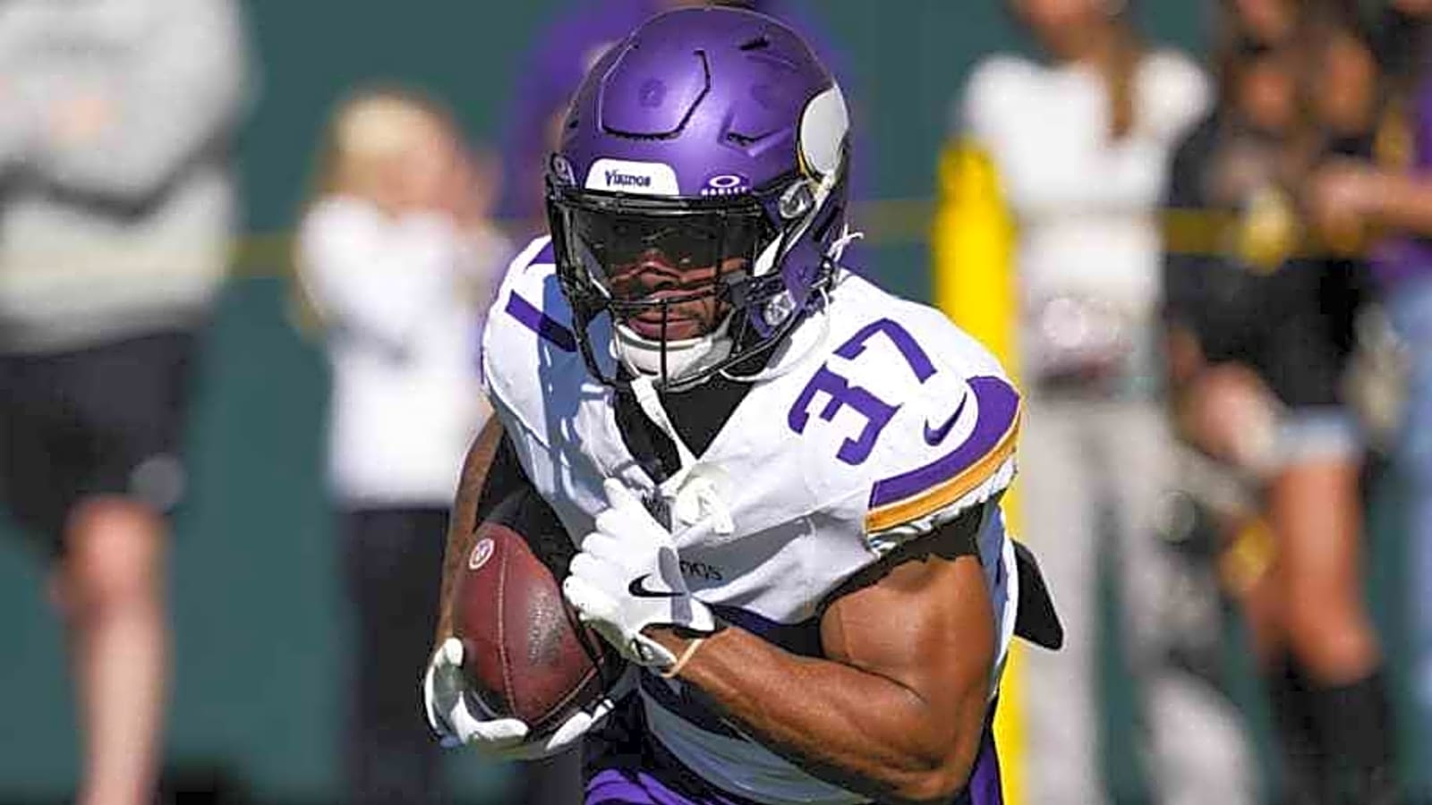 Seahawks re-sign prolific former UW rusher