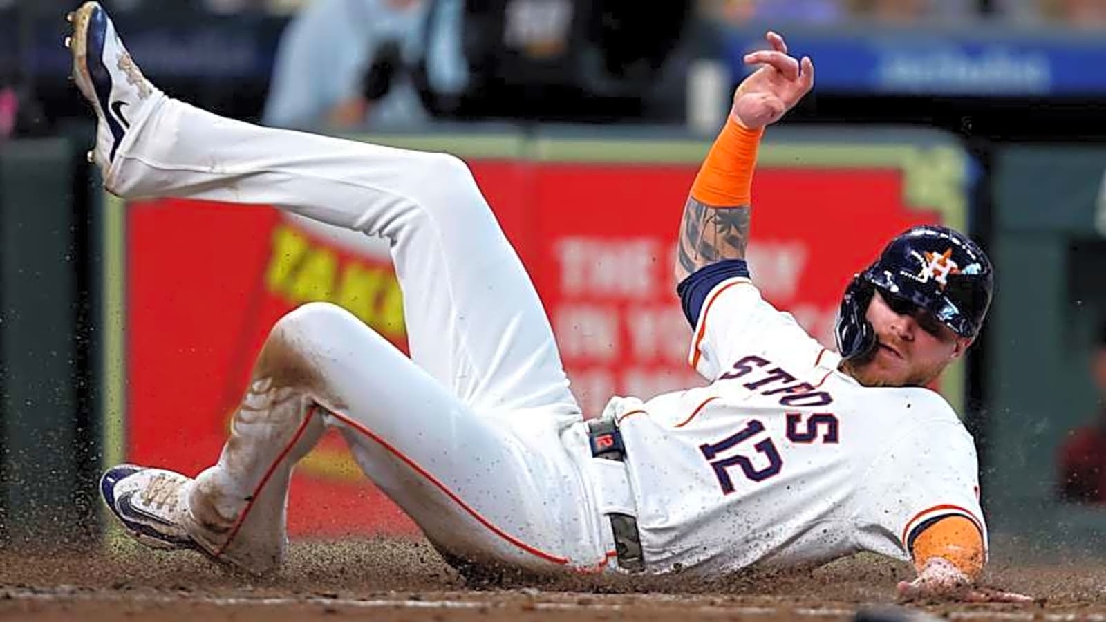 Angels Sign Veteran Outfielder Who Played for Multiple AL West Rivals