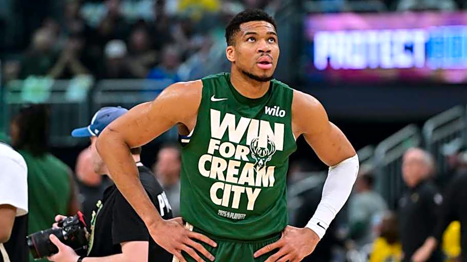 Bucks Notes: Giannis to Warriors Trade Rumors, Free Agent Chose Lakers Over Bucks, More