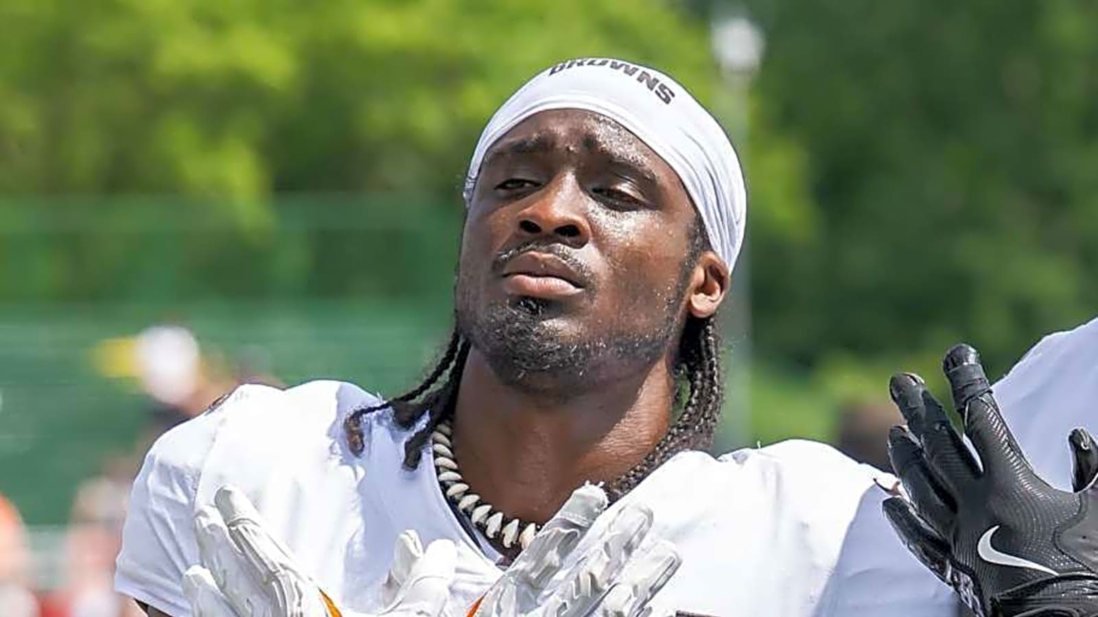 Cleveland Browns Veteran Tony Brown Details Shedeur Sanders&#39; Entrance In NFL Debut