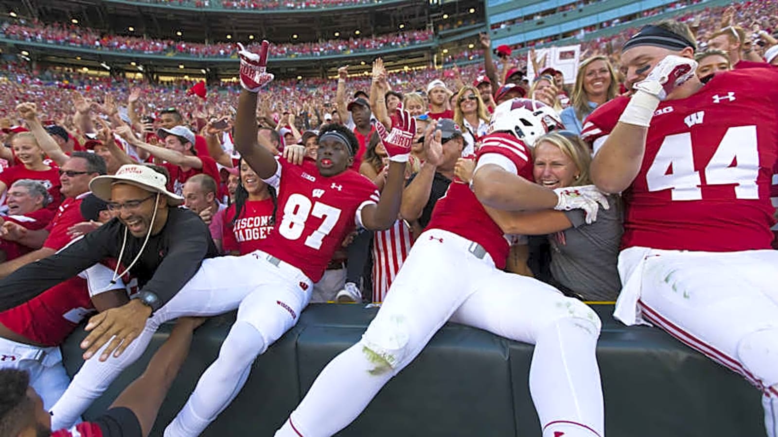 Badgers fans split over whether they like Wisconsin playing Notre Dame at Lambeau Field in 2026