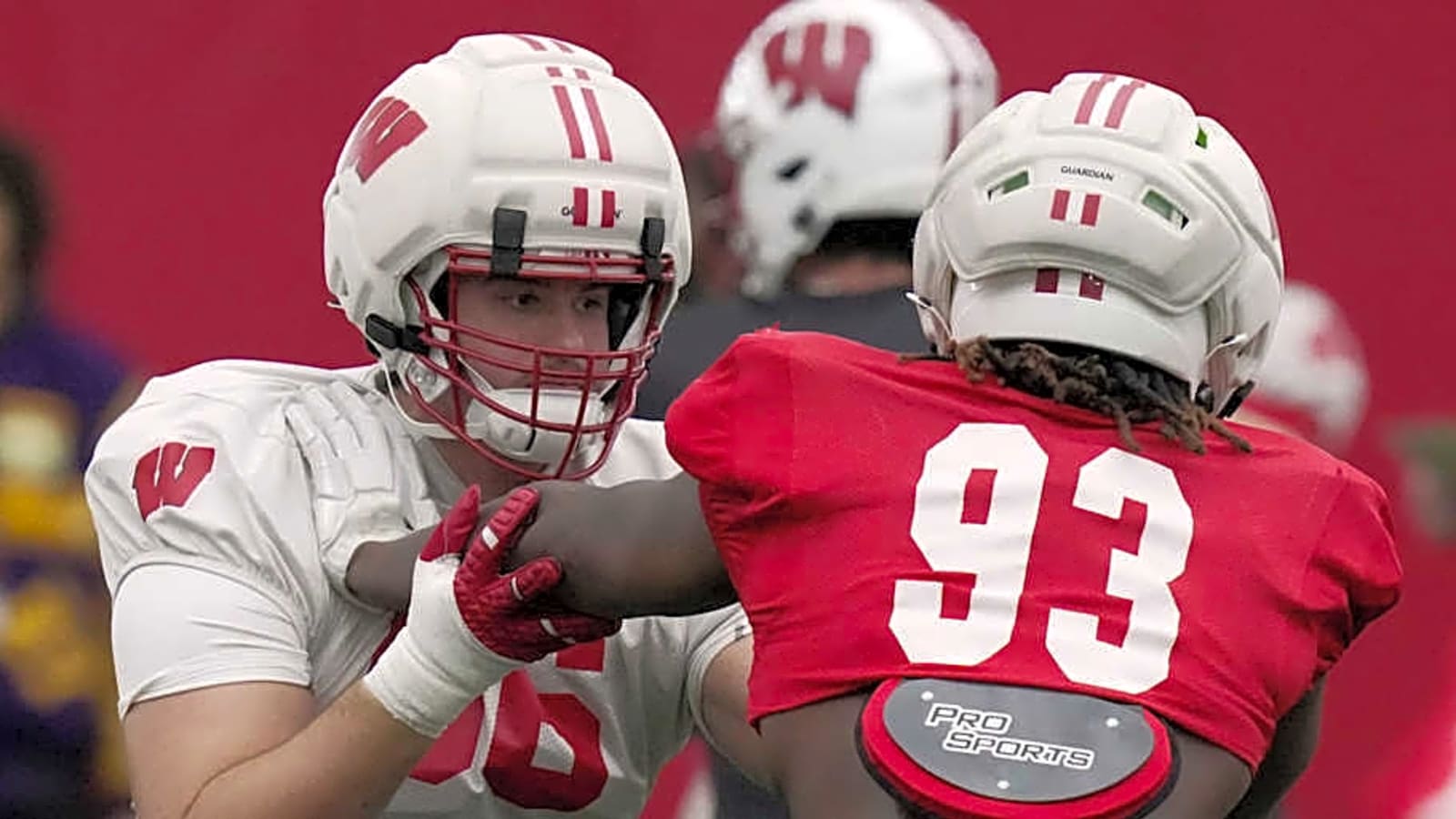 Wisconsin Badgers searching for answers among left tackle, tight end options