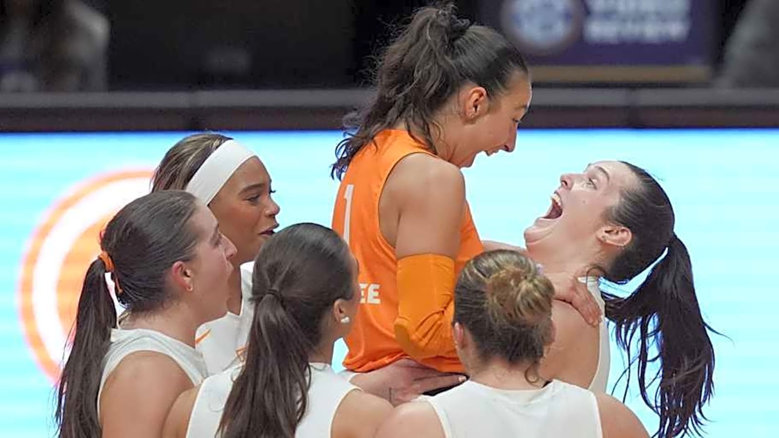 Tennessee Volleyball Avoids Near Defeat and Conquers LSU