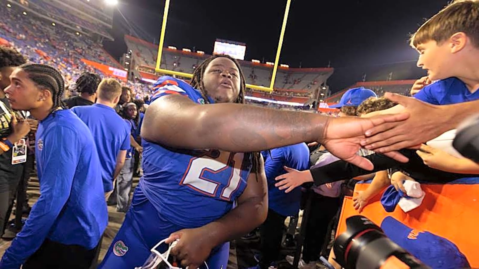 Former Gators&#39; DL Desmond Watson Out-Jumps College Basketball Star