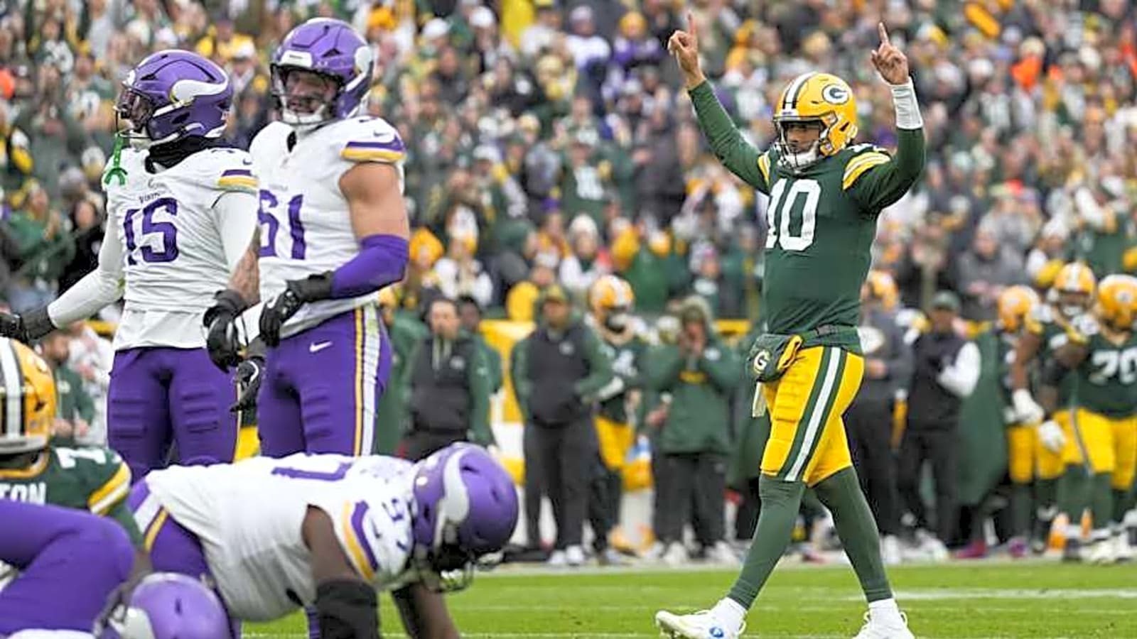 Vikings' last shred of playoff hope vanishes in lifeless loss at Lambeau
