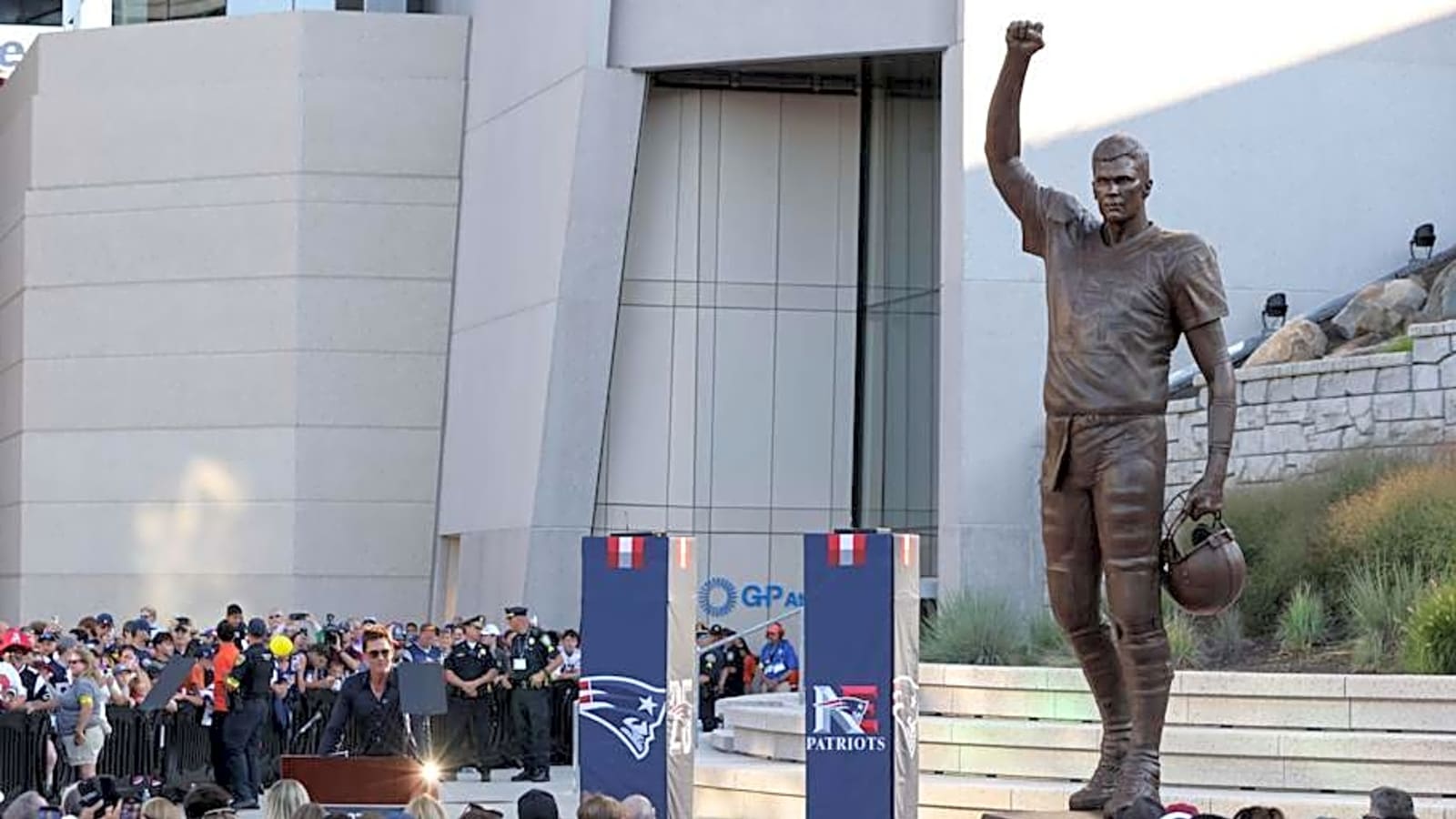 Tom Brady pokes fun at New York Jets fans as New England Patriots unveil his statue