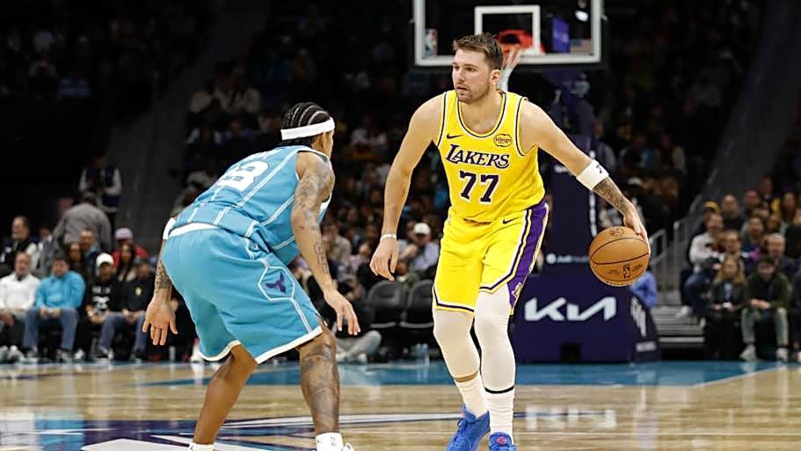 LeBron-less Lakers' third quarter avalanche leads to victory over Hornets