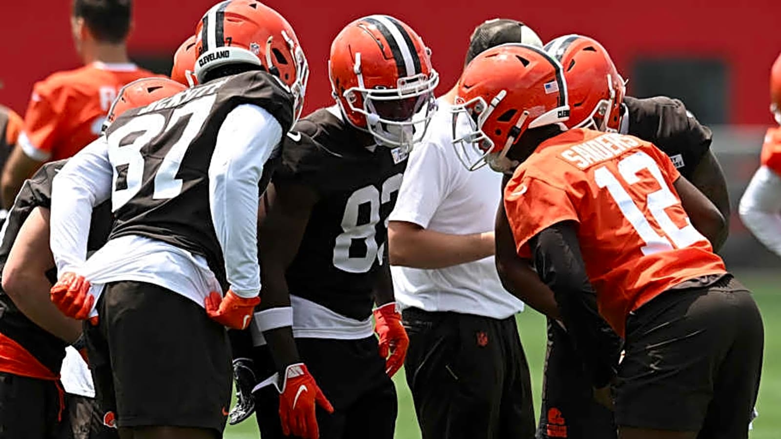 Browns Wide Receiver Reveals Shedeur Sanders&#39; Hilarious Huddle Demeanor