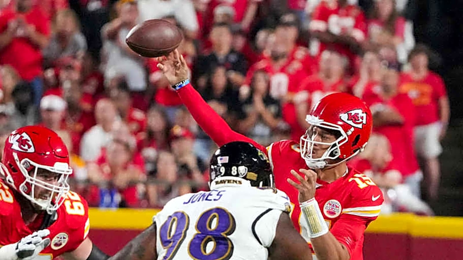 Insider Has Perfect Golf Analogy for Current AFC Arms Race