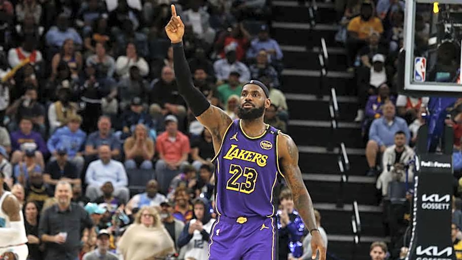  NBA Insider Provides Concerning Update on LeBron James&#39; Relationship With LA
