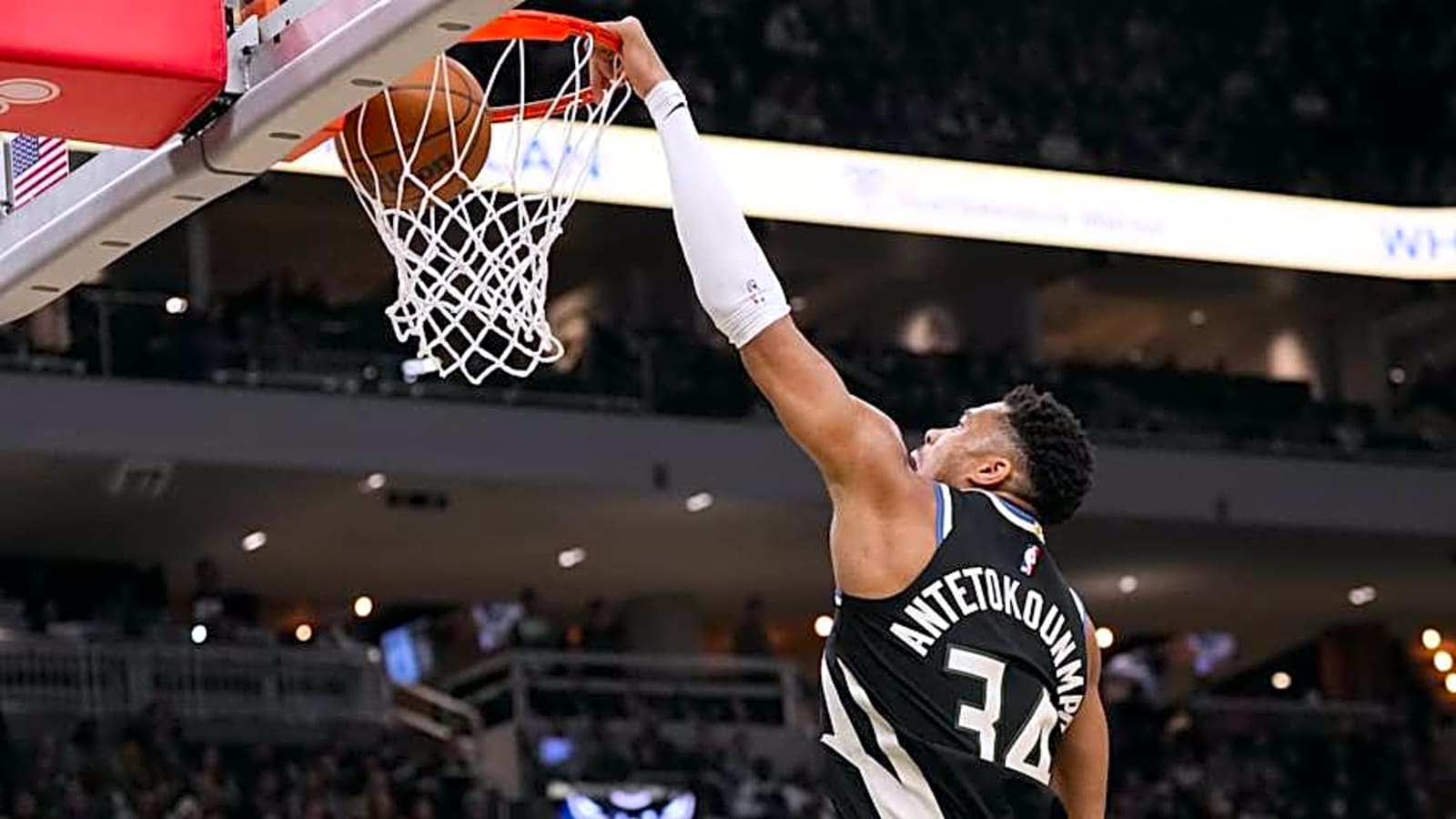 Bucks shun offers, choose to keep Giannis past the trade deadline