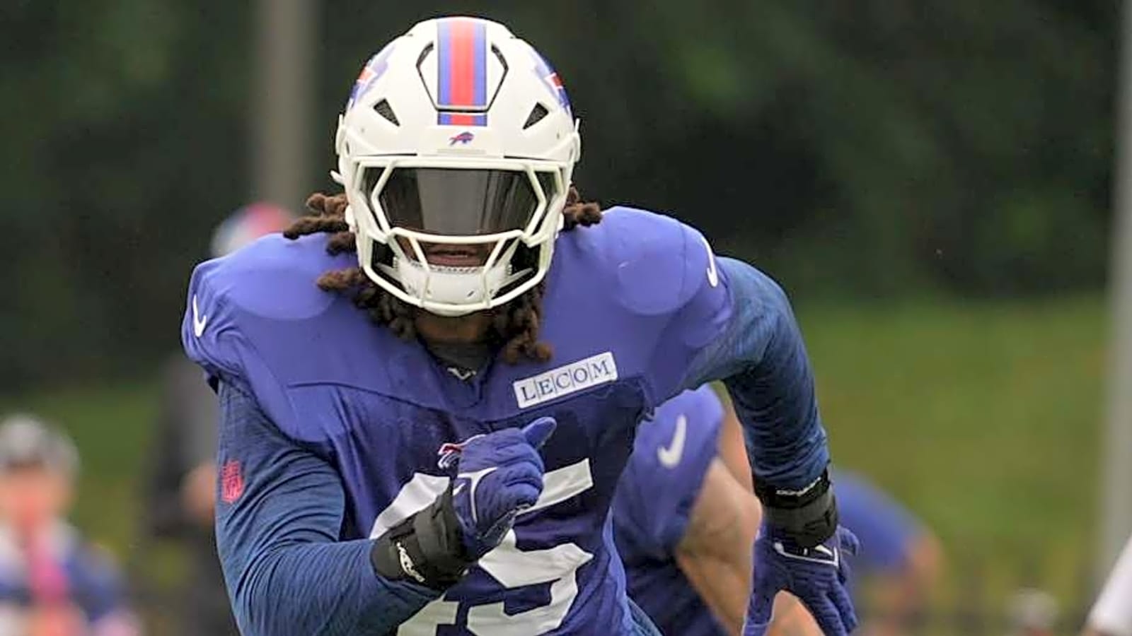 &#39;Football player&#39; Shaq Thompson gives Bills&#39; young LBs chance to &#39;watch&#39; and &#39;learn&#39;