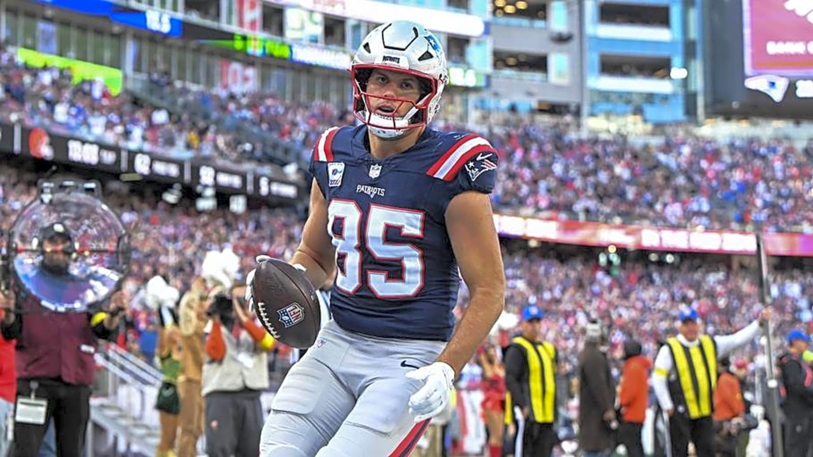 How Hunter Henry Is Assisting Injured Patriots Teammate