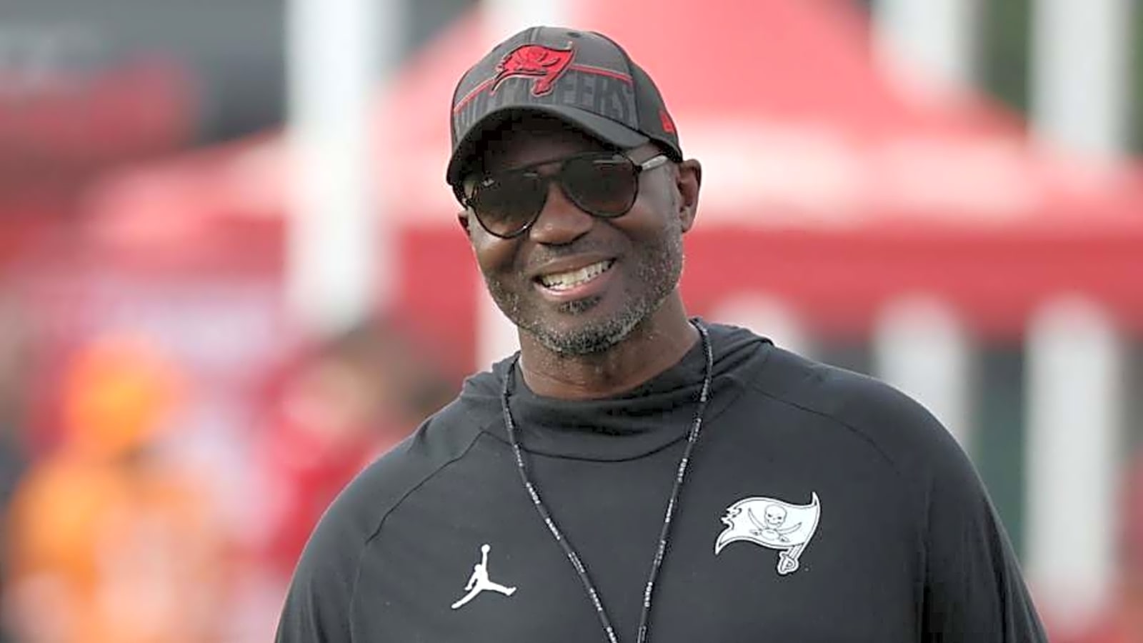Buccaneers urged to sign 2-time Super Bowl champion