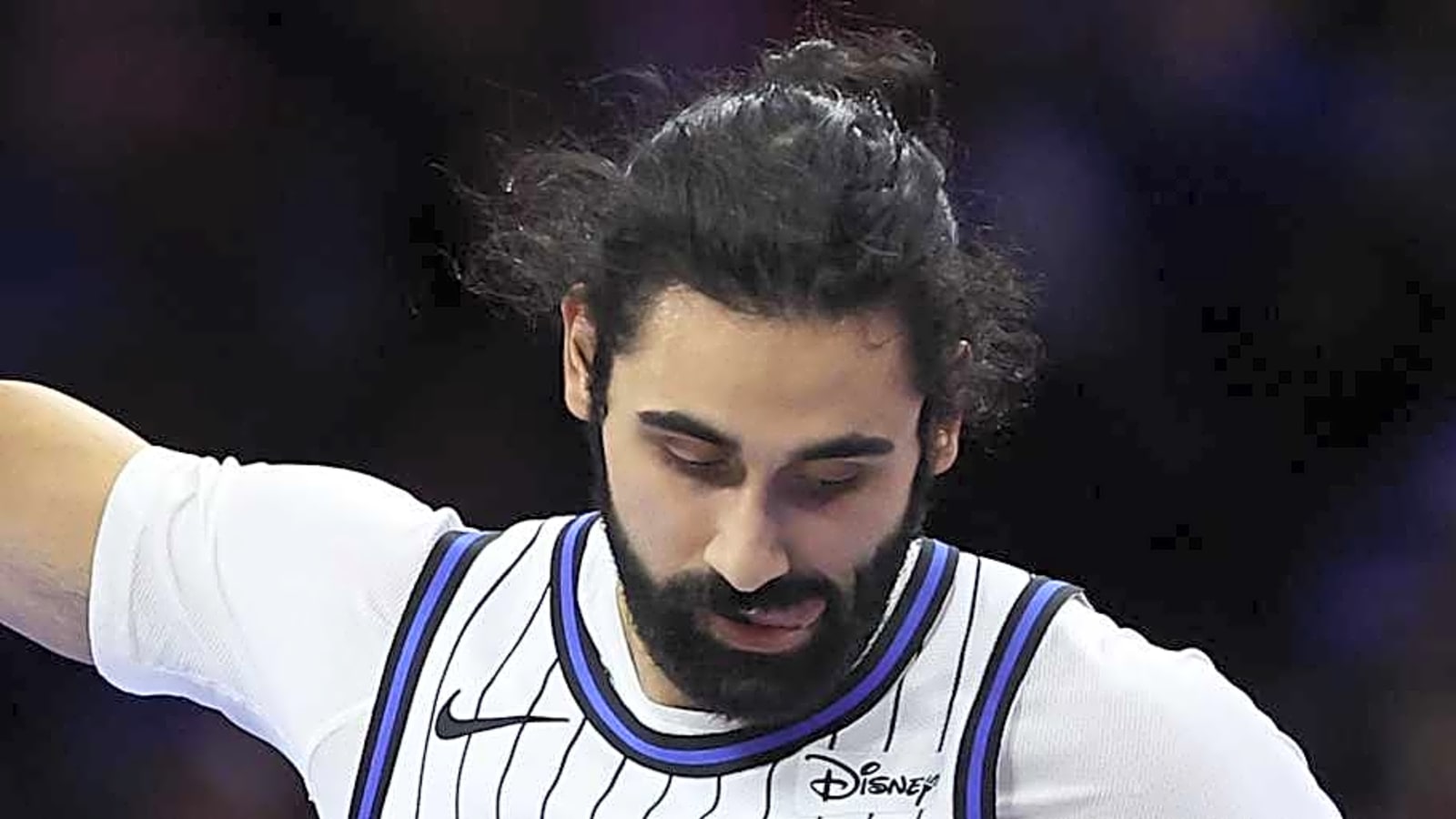 Magic center exits with injury vs. Bulls