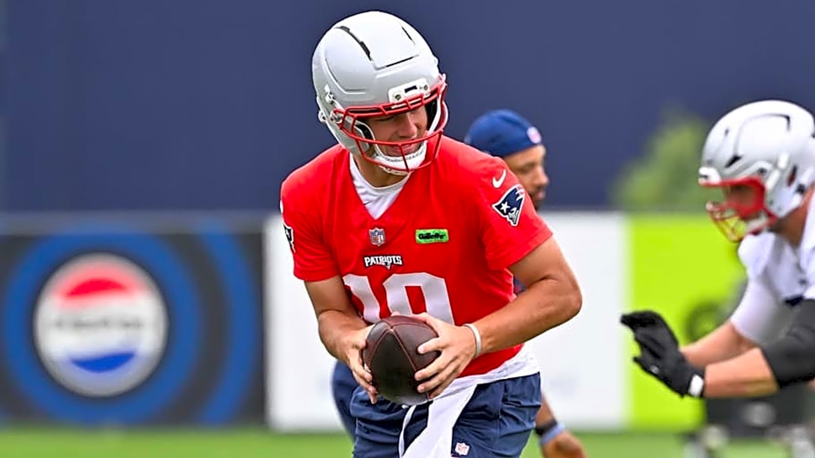Patriots&#39; QB Trails Bears QB in Key Rankings