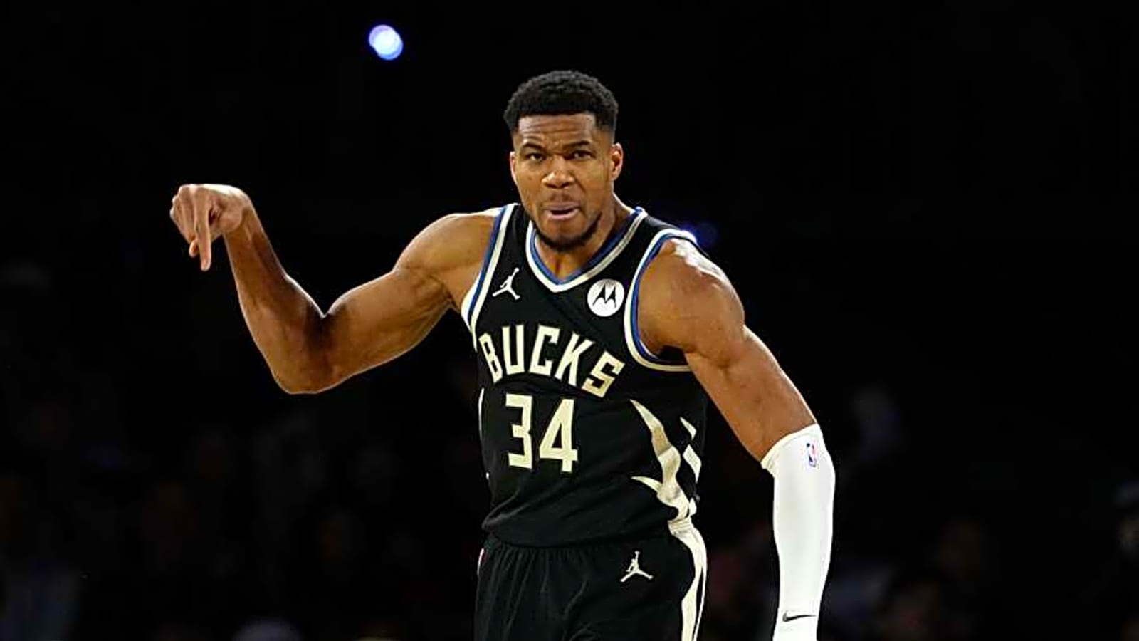 Bucks&#39; Giannis Antetokounmpo Spotted in Surprising Place Amid Trade Rumors