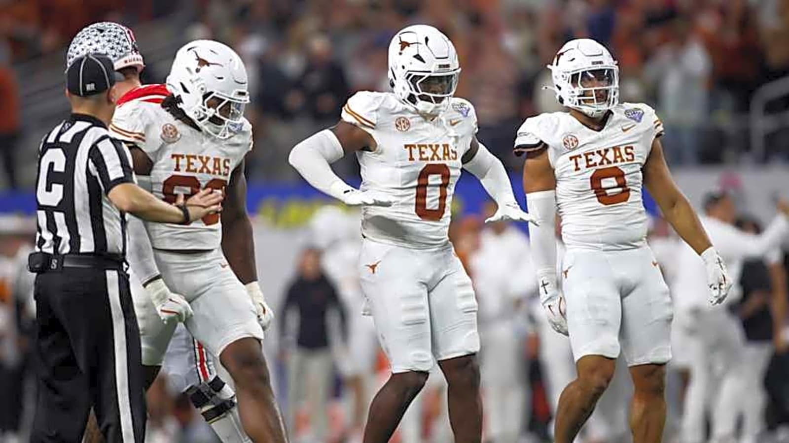 5-Star LB Wears Texas Longhorns Uniform During Official Visit