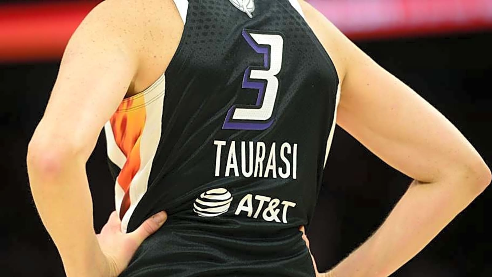 Mercury's Taurasi Chats With NBA Guard
