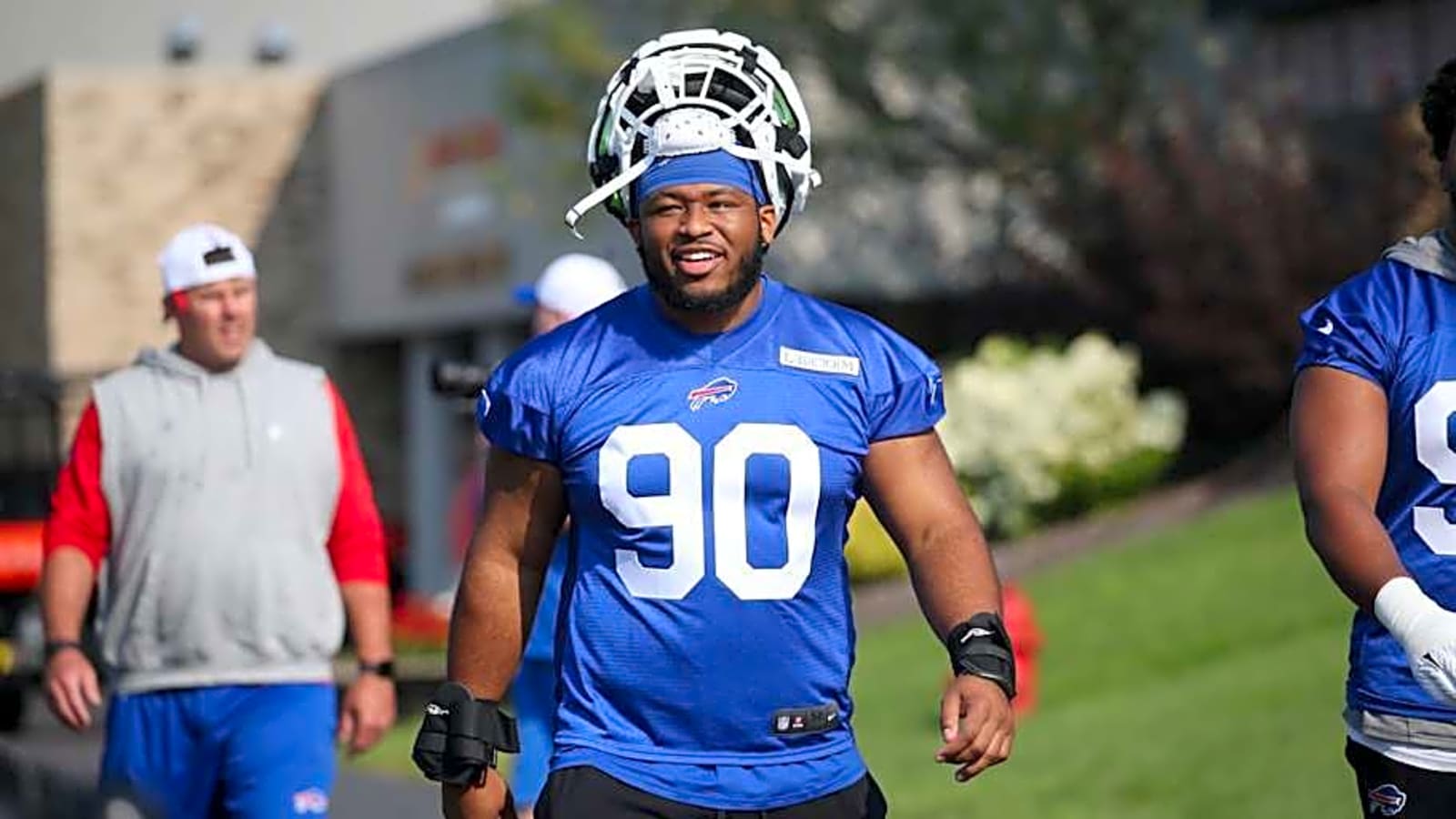 DeWayne Carter pulls up to Bills' camp in unbelievable customized truck
