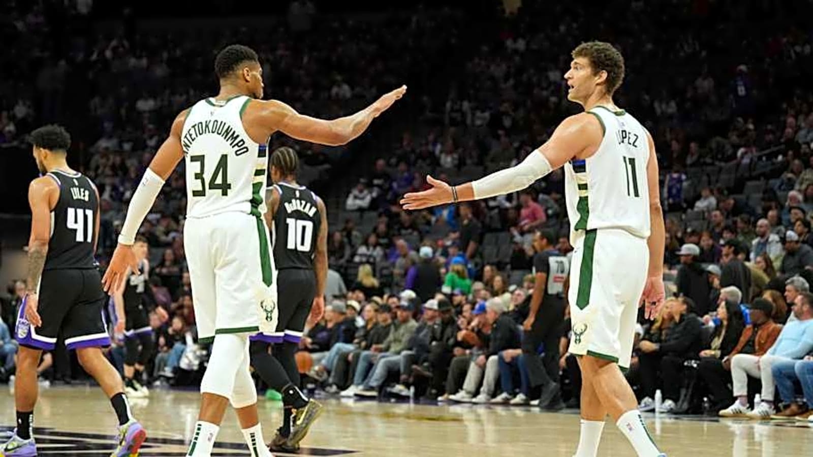 Bucks&#39; Giannis Antetokounmpo Posts 3-Word Message on First Day of Free Agency