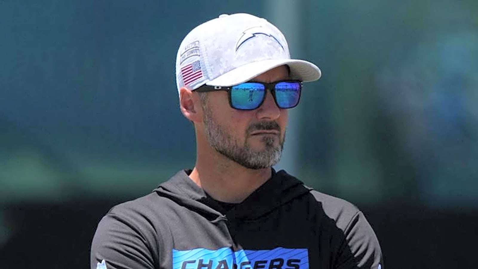 Chargers defensive coordinator Jesse Minter dominates a new 3-round mock draft