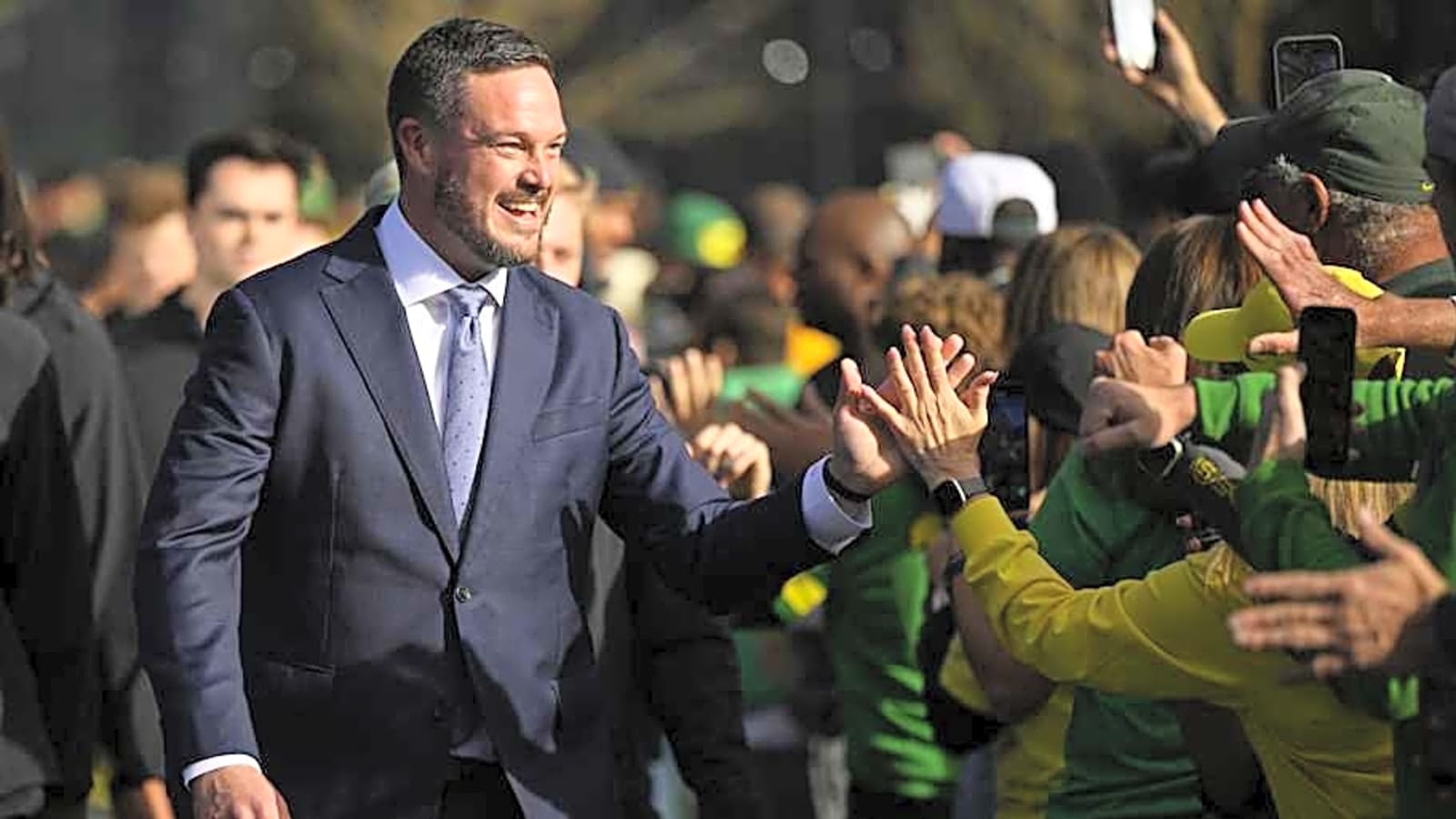 Oregon Ducks&#39; Dan Lanning Reveals Summer Plans For Quarterbacks Dante Moore, Austin Novosad