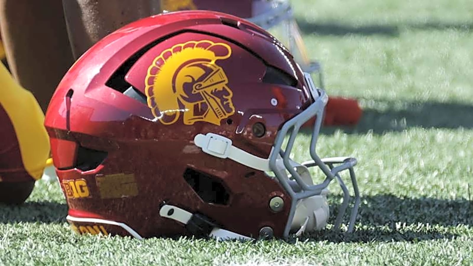 Highly-touted USC running back stays hydrated with new NIL deal
