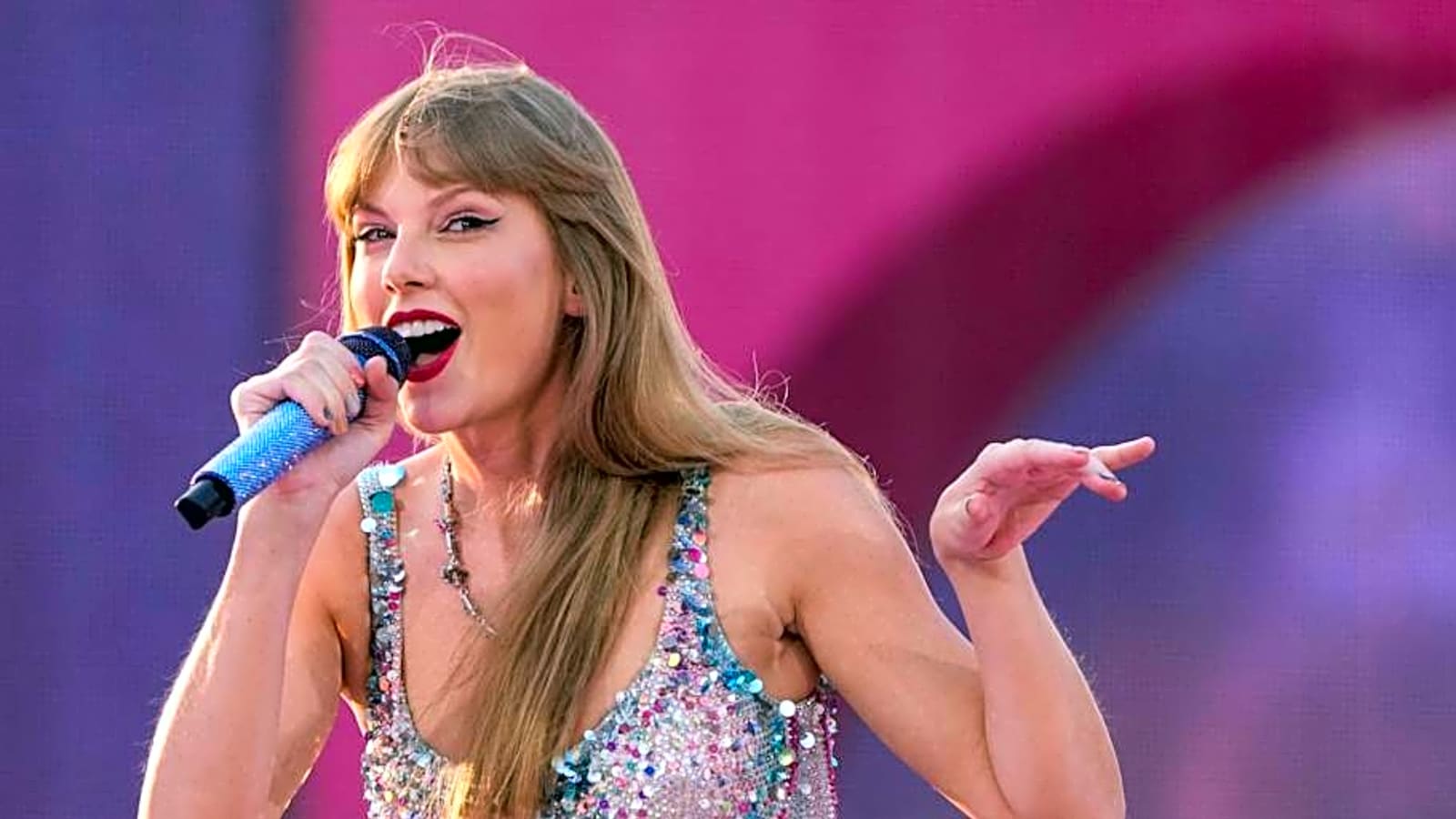  Bengals Veteran Drew Sample Meets Taylor Swift During Tight End University