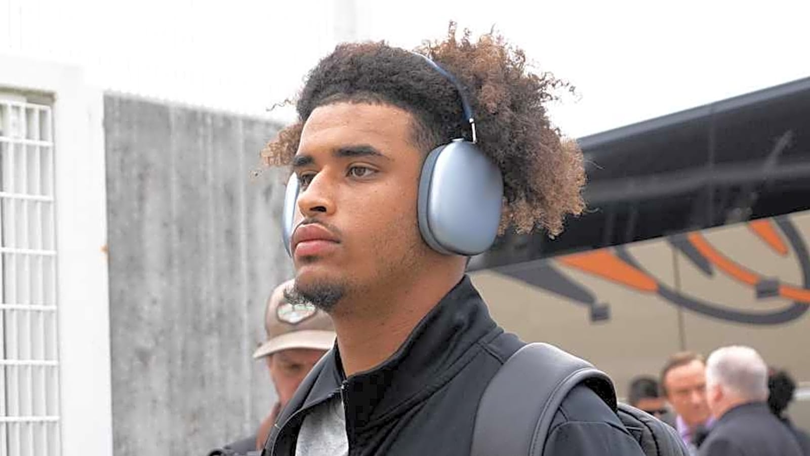 Oregon Ducks&#39; Dante Moore Surprises Teammates With Gifts After NIL Deal