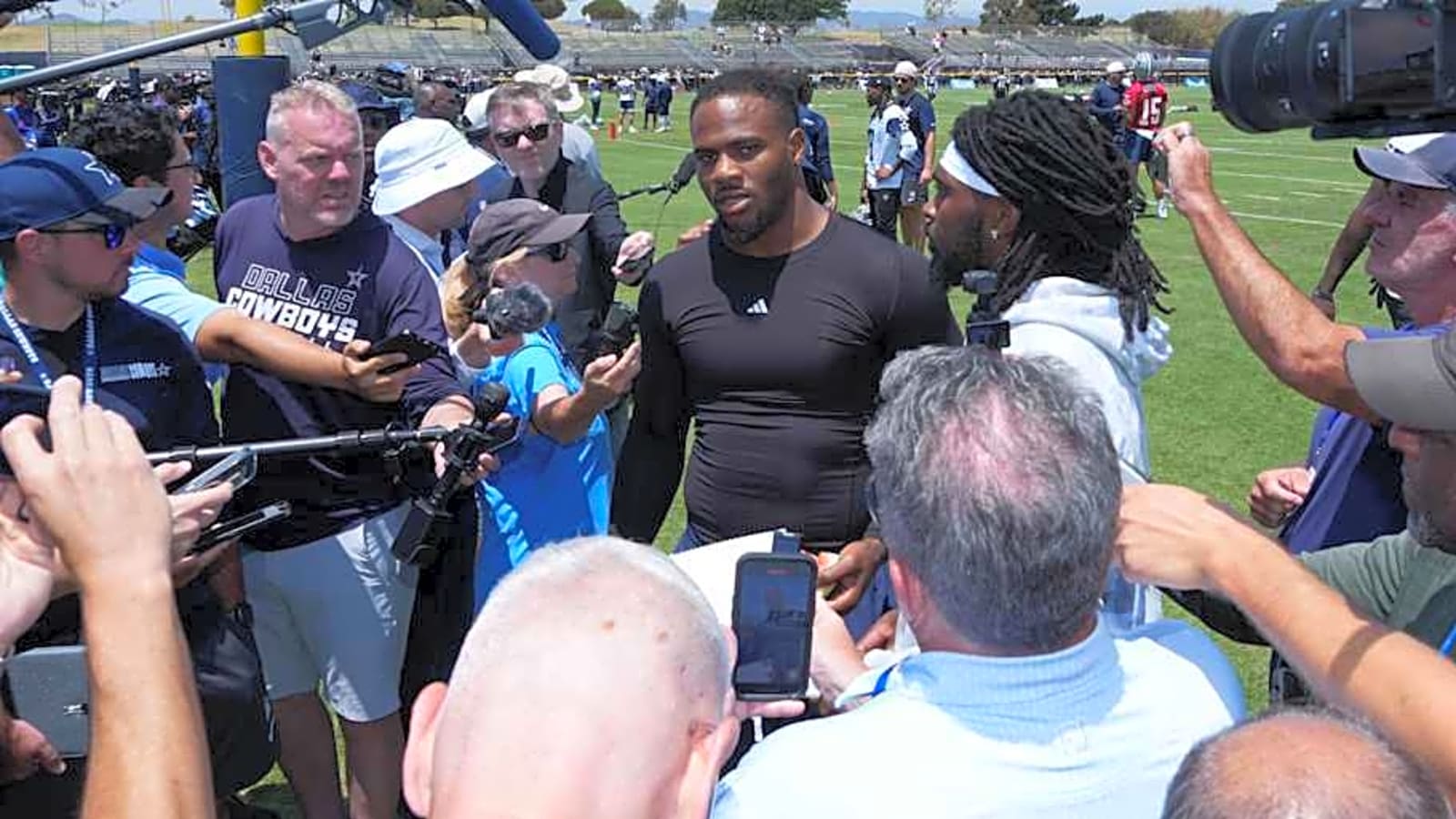 CeeDee Lamb backs Micah Parsons&#39; contract push, slams Jerry Jones&#39; media games