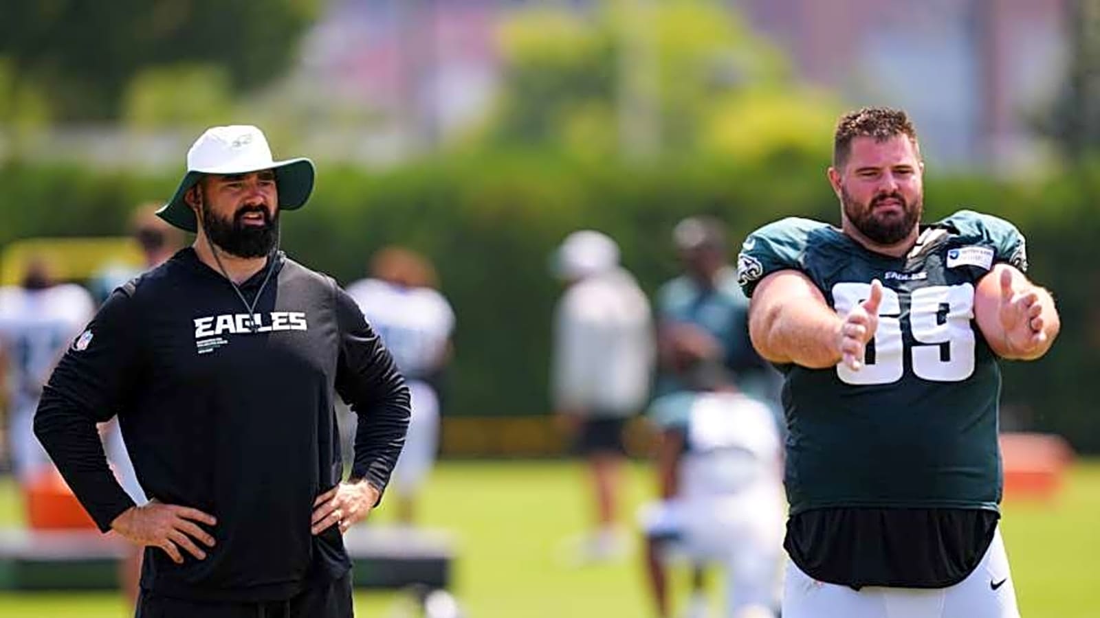 Eagles&#39; Landon Dickerson shows up at Browns practice with beers and good vibes