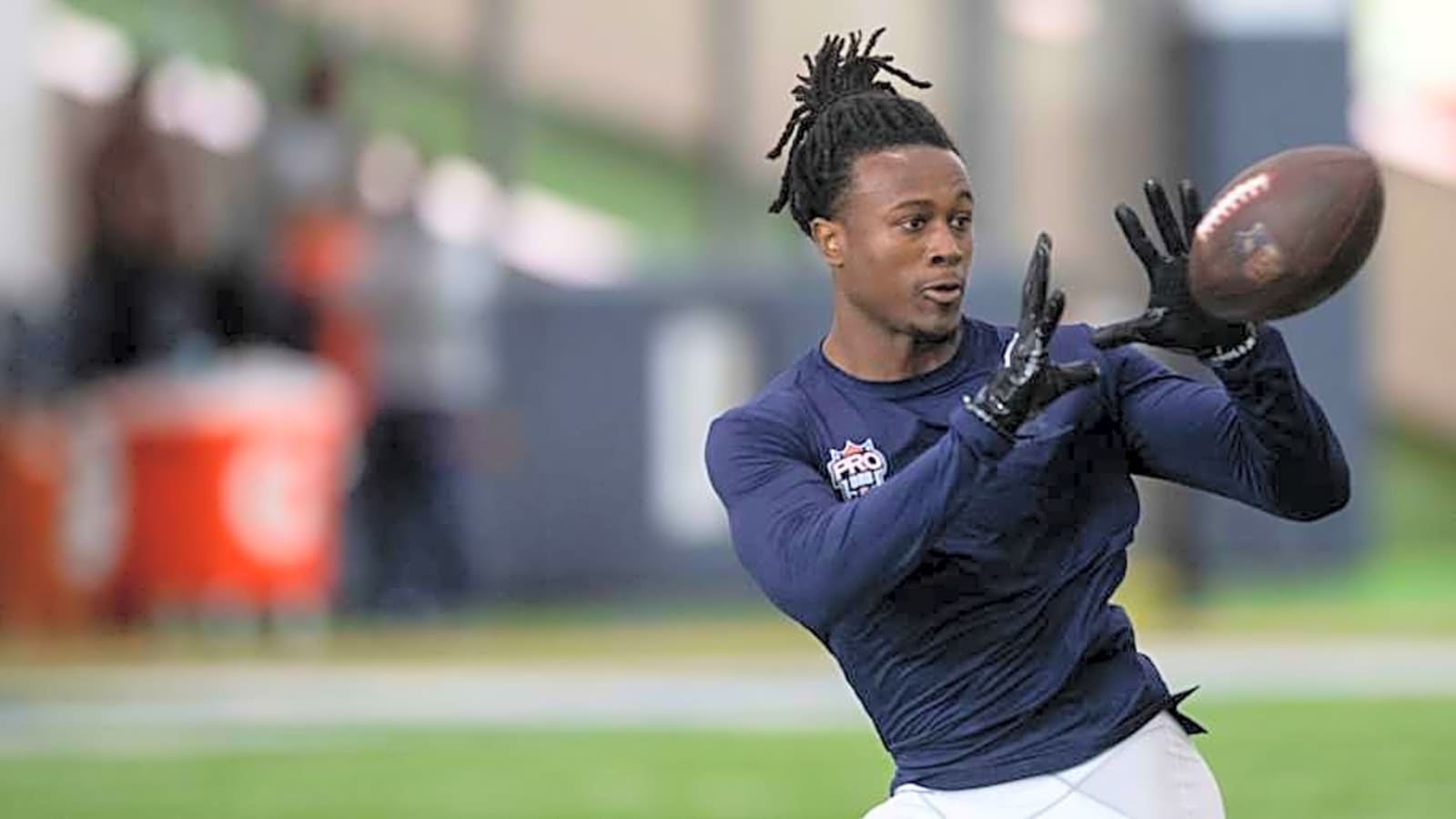 Chargers rookie WR makes highlight reel grab during training camp