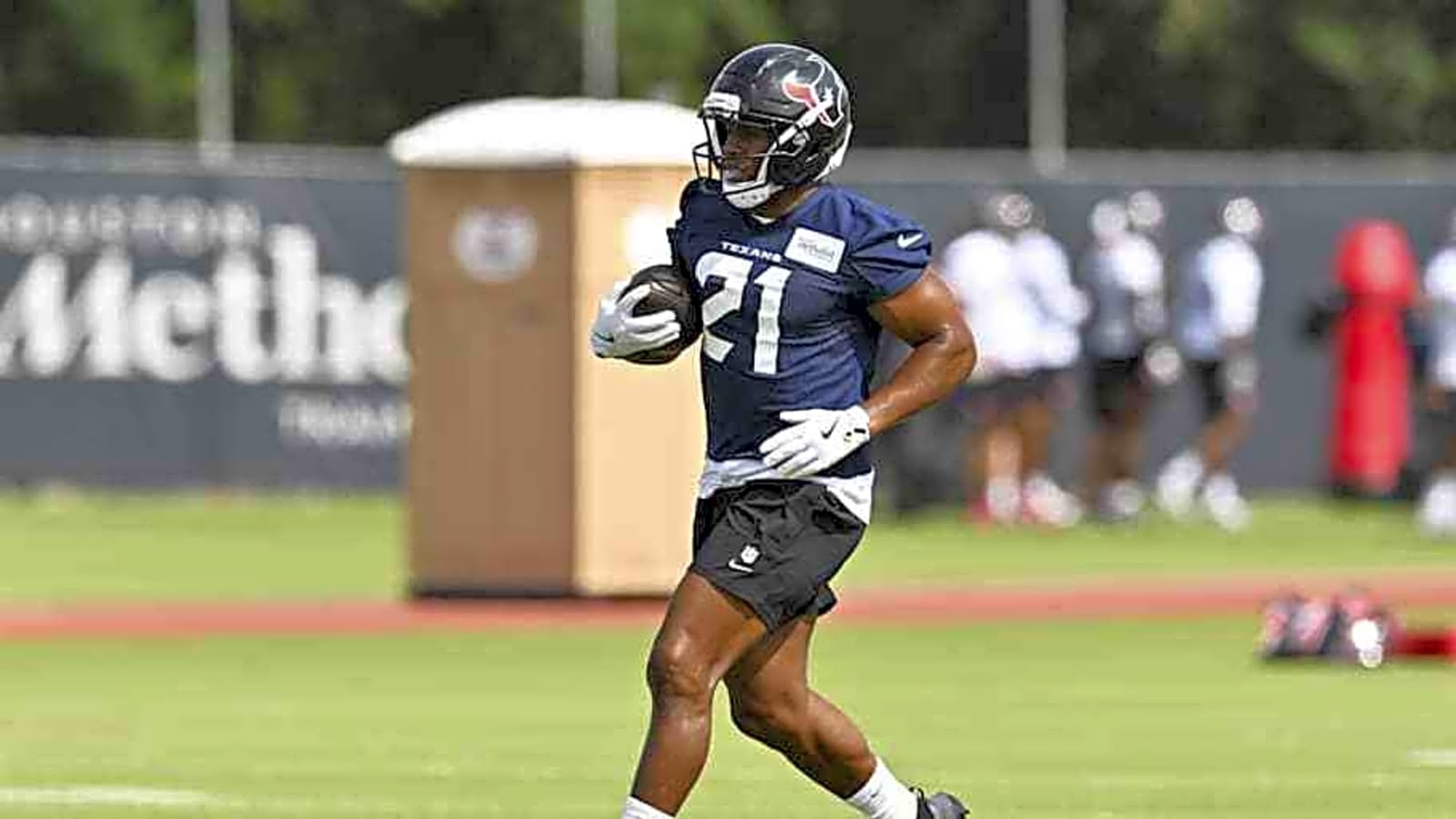 Analyst warns Houston Texans could be let down by Nick Chubb in 2025
