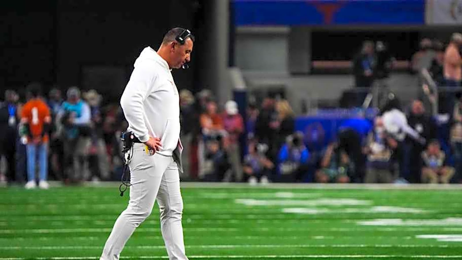 Texas Longhorns, Steve Sarkisian show support for flood victims