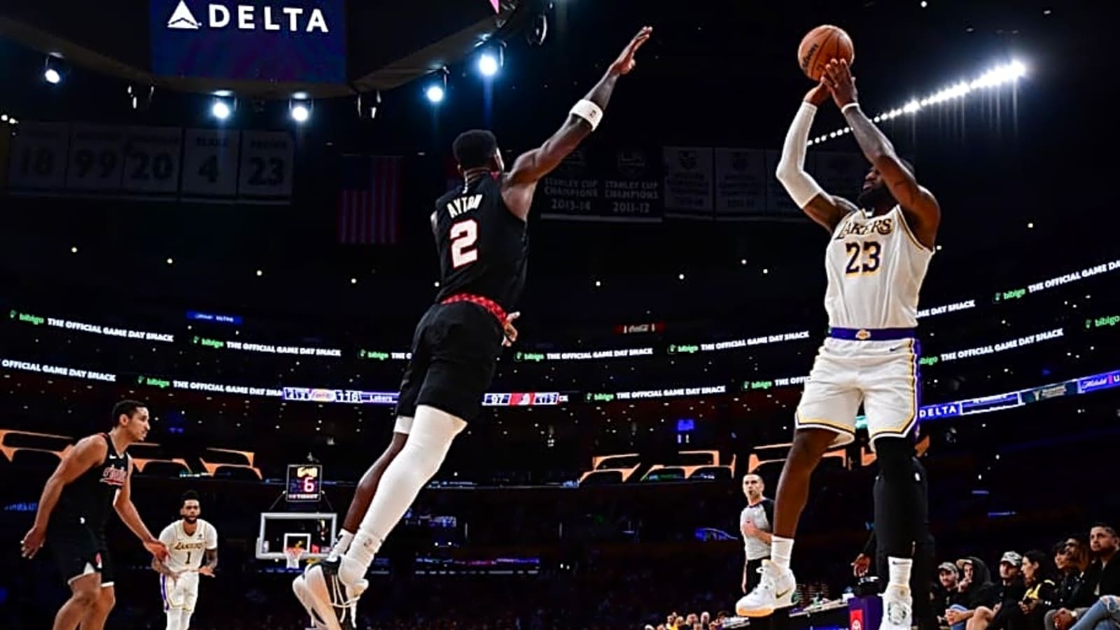 Deandre Ayton’s Buyout Could Shift Lakers’ Free Agency Approach