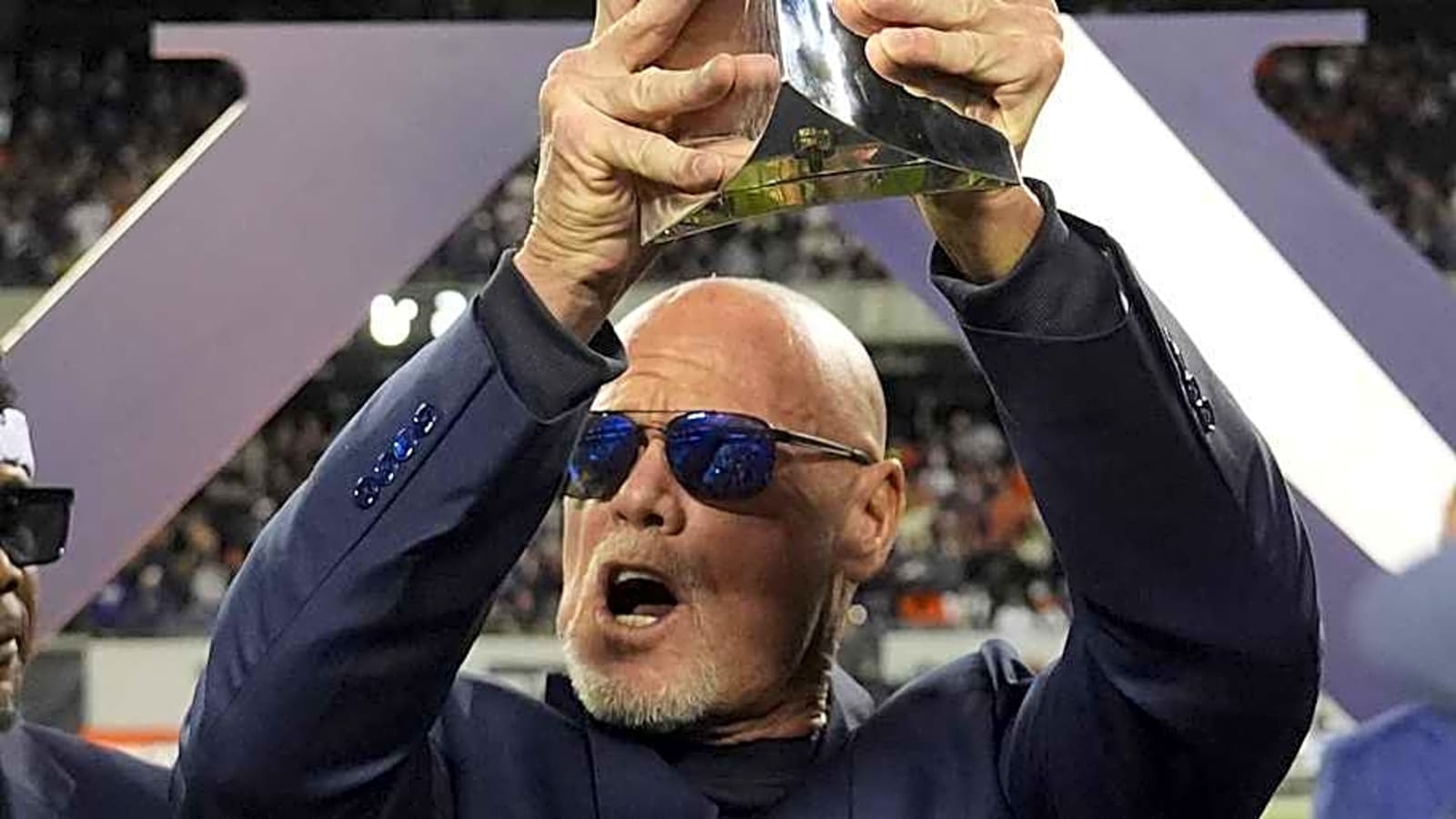 Ex-Bears QB Jim McMahon cruises Chicago in Vikings limo before &#39;85 reunion