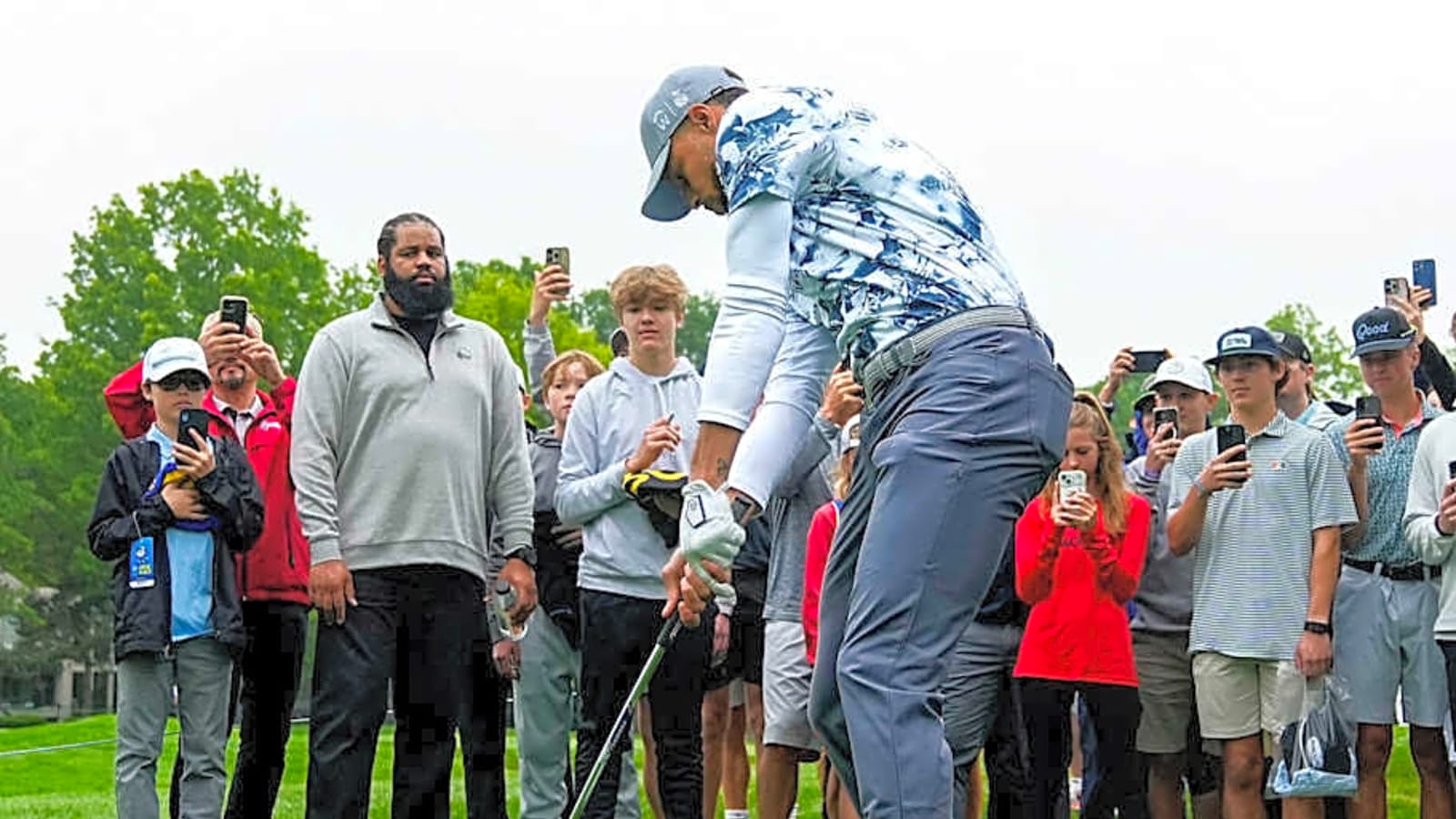 Warriors Star Steph Curry&#39;s Golf Celebration Goes Viral
