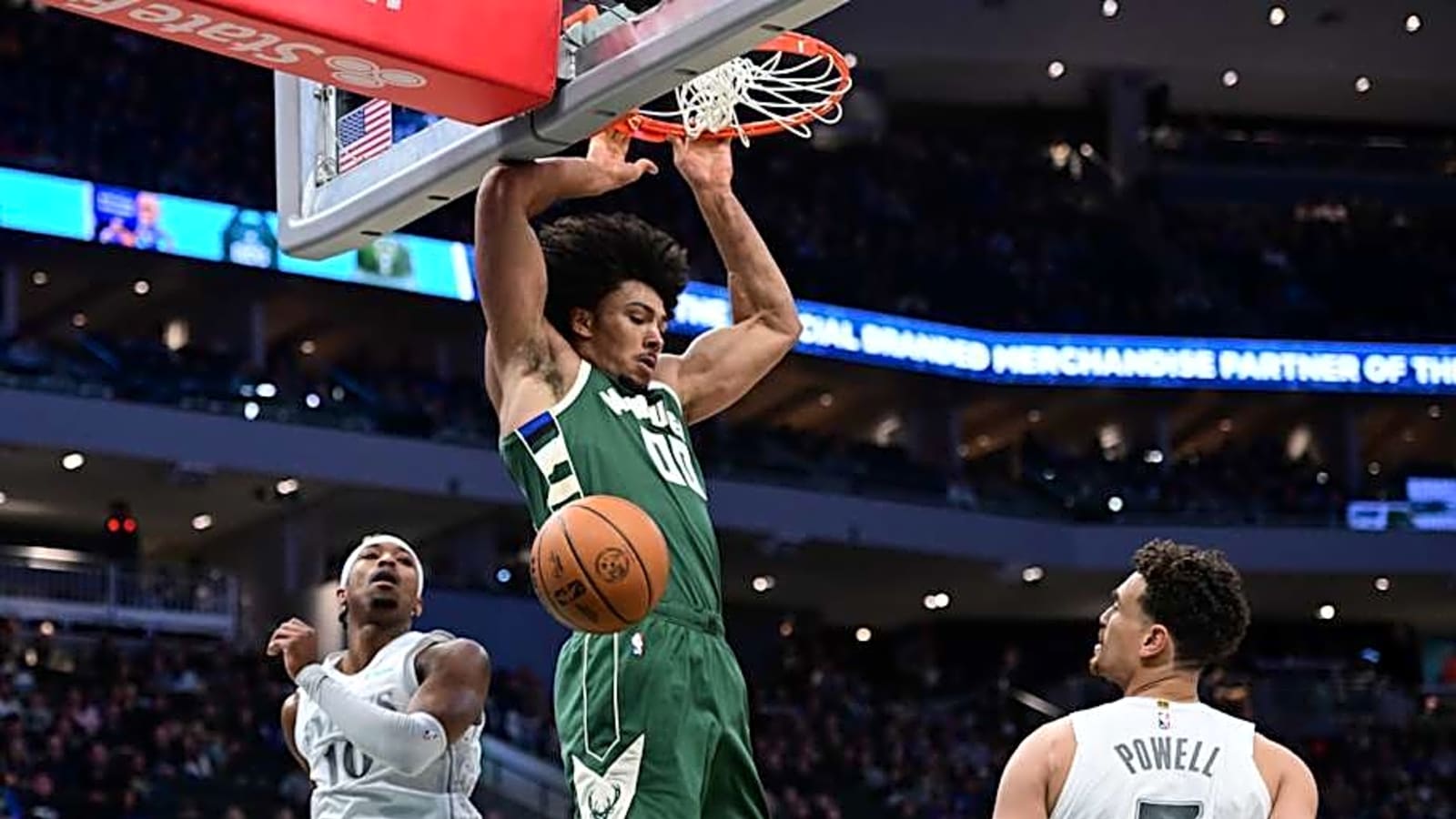 Another Texas Longhorns Forward Signs With Milwaukee Bucks