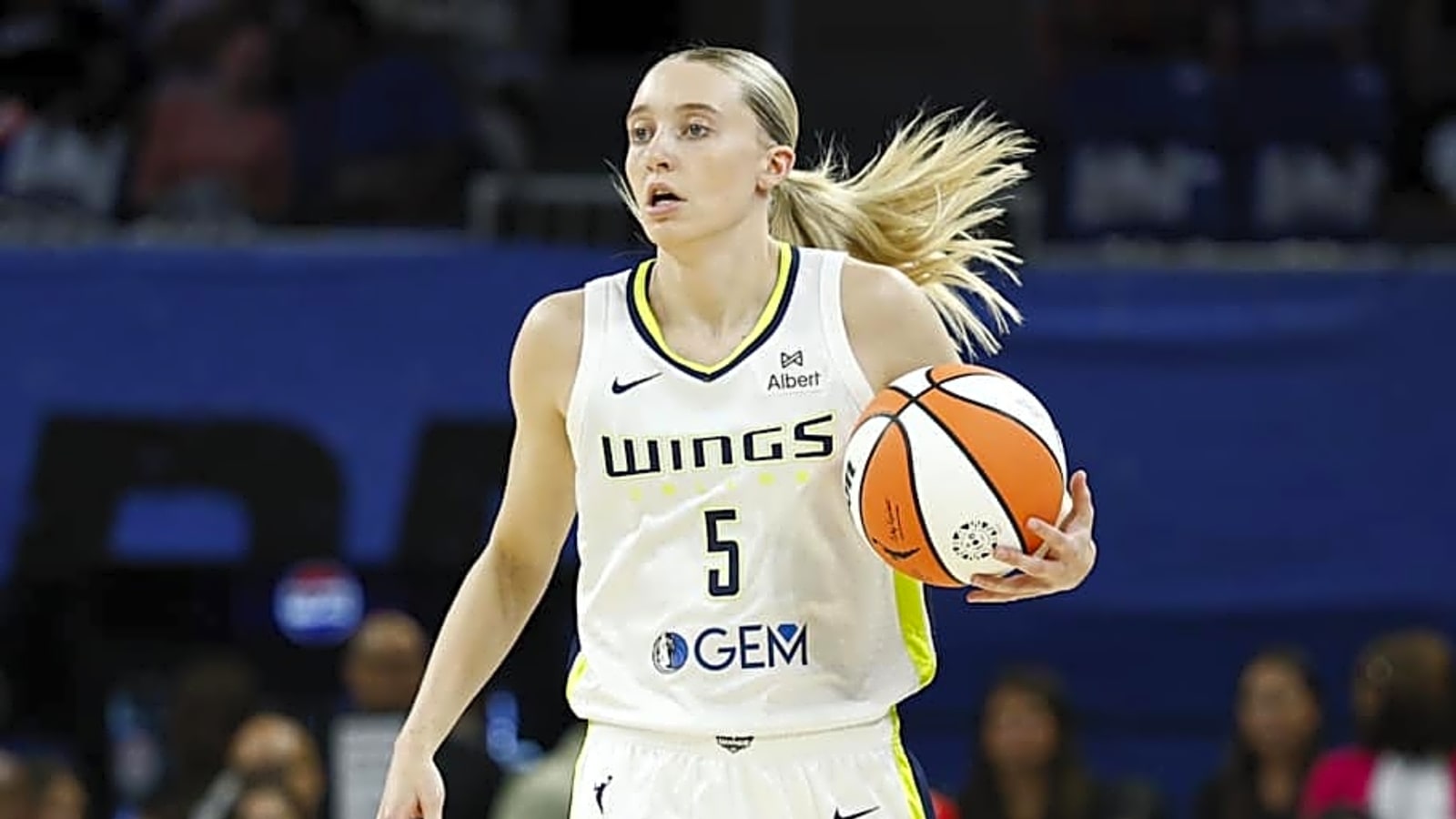 Steph Curry Sends Message to WNBA Star Paige Bueckers
