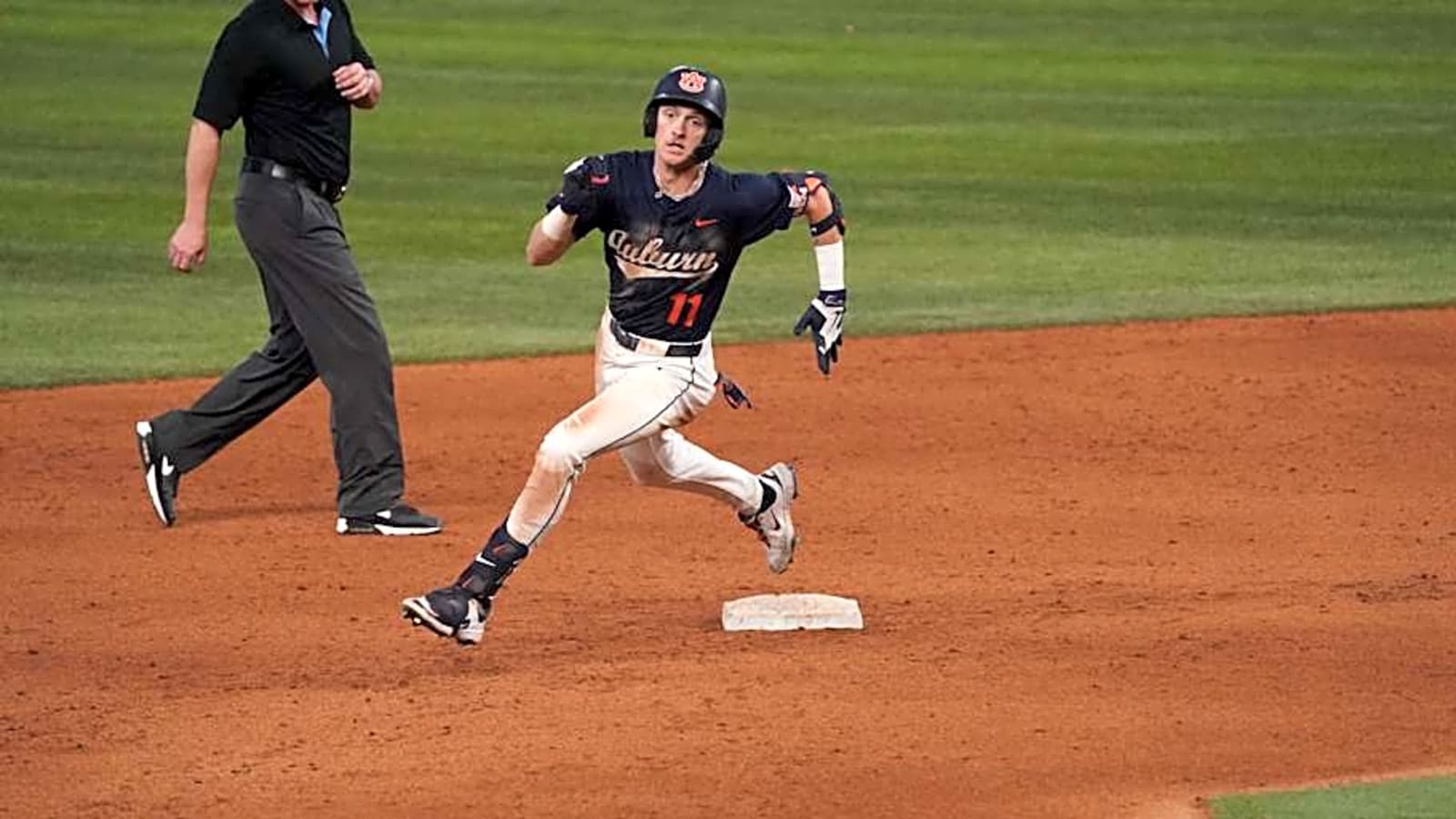 No. 2 Texas Preparing for Heavyweight Series Against No.5 Auburn