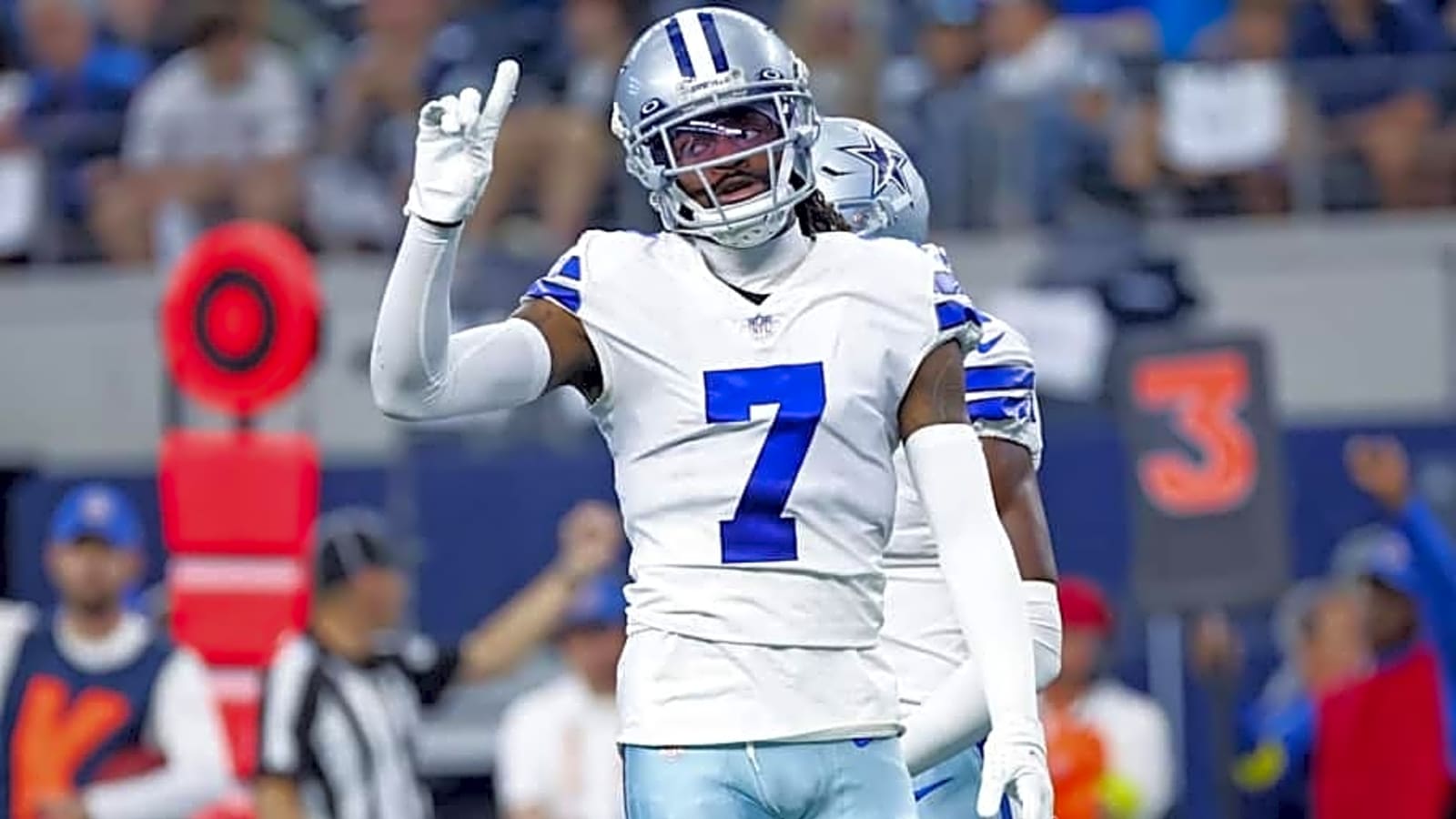 Watch Cowboys&#39; Trevon Diggs effortlessly run drills during knee rehab