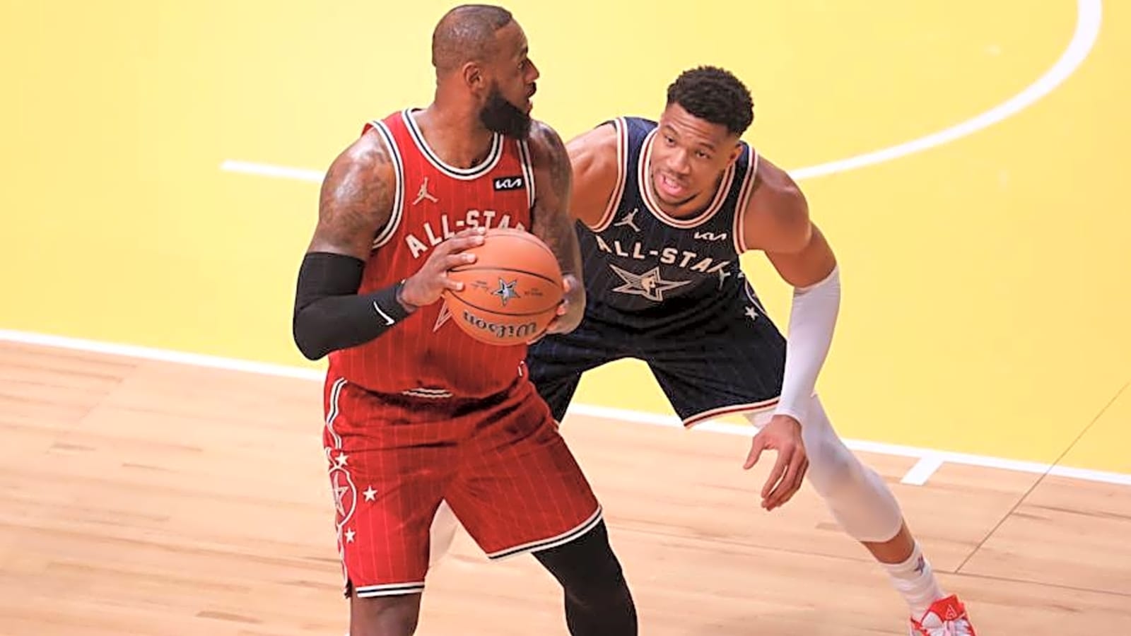 Giannis Antetokounmpo Comes to Defense of Lakers LeBron James Over &#39;No Bag&#39; Controversy